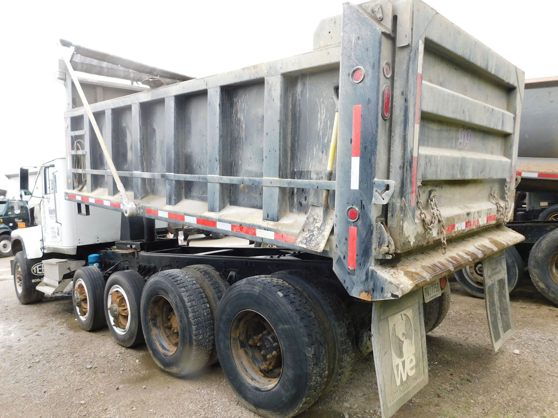 1995 INTERNATIONAL DUMP TRUCK; CUMMINS M11, ROADRANGER 8-SPEED TRANSMISSION WITH DEEP REDUCTION, - Image 6 of 7