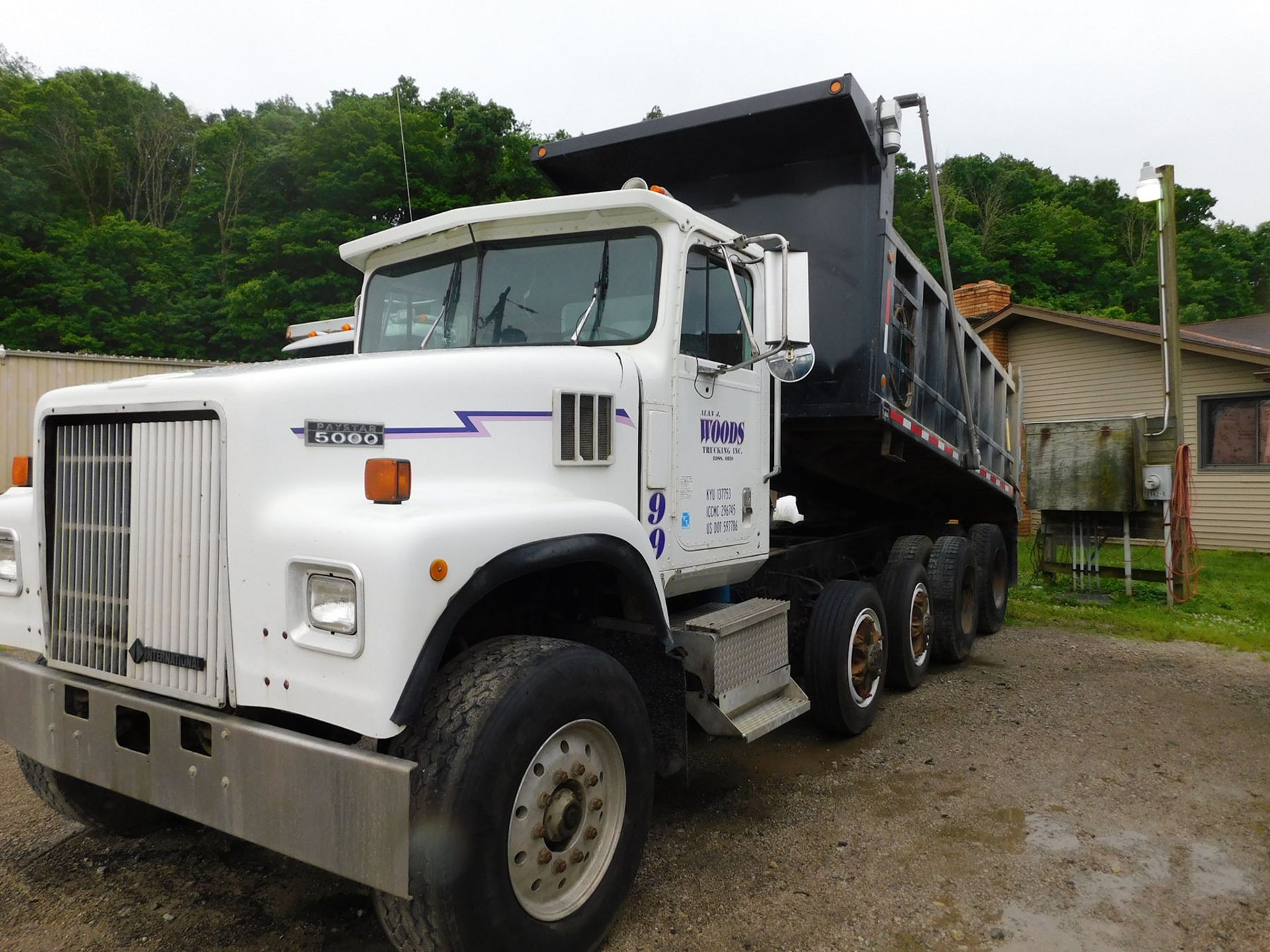 1995 INTERNATIONAL DUMP TRUCK; CUMMINS M11, ROADRANGER 8-SPEED TRANSMISSION WITH DEEP REDUCTION, - Image 2 of 7