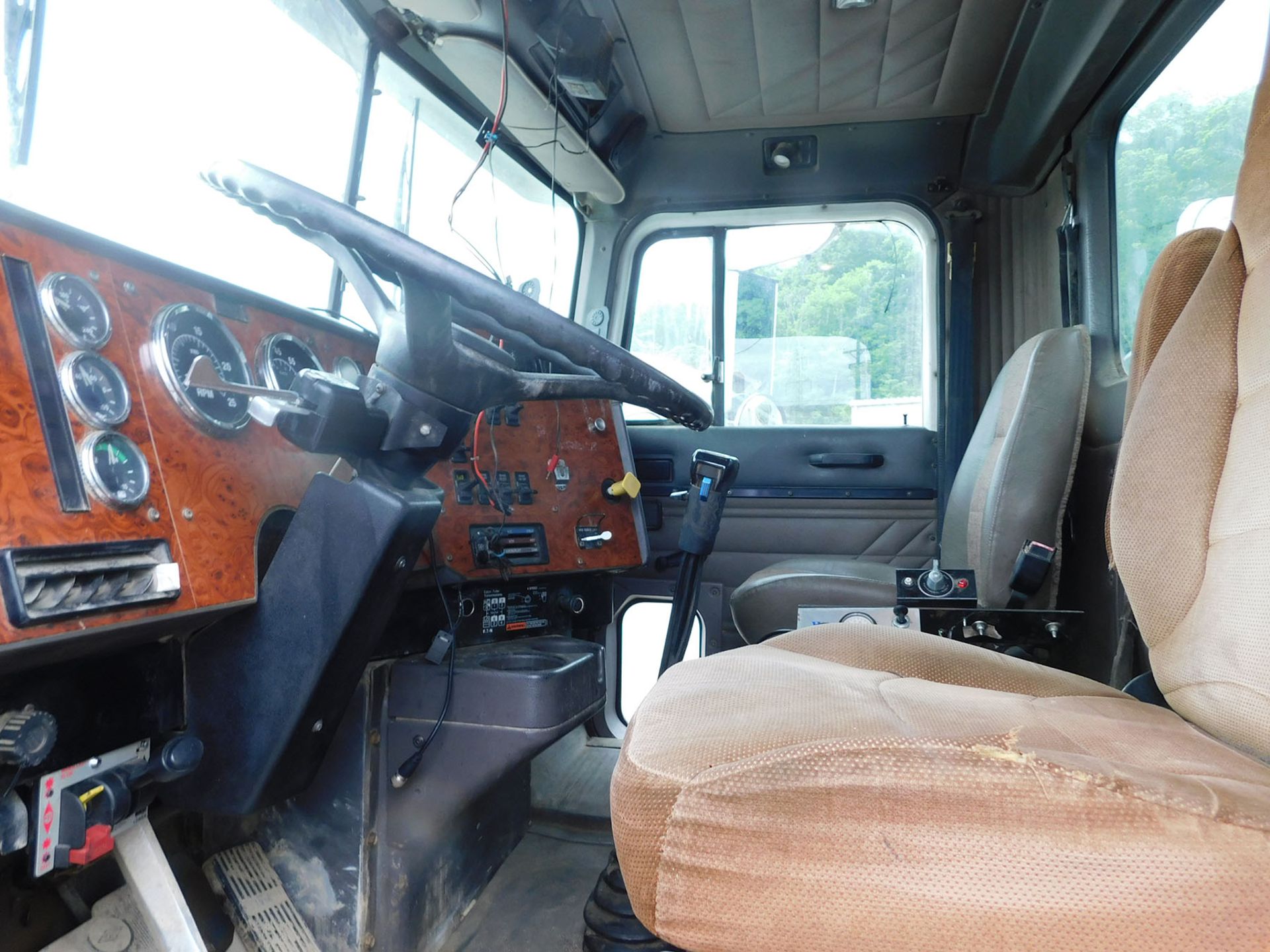 1995 INTERNATIONAL DUMP TRUCK; CUMMINS M11, ROADRANGER 8-SPEED TRANSMISSION WITH DEEP REDUCTION, - Image 4 of 7