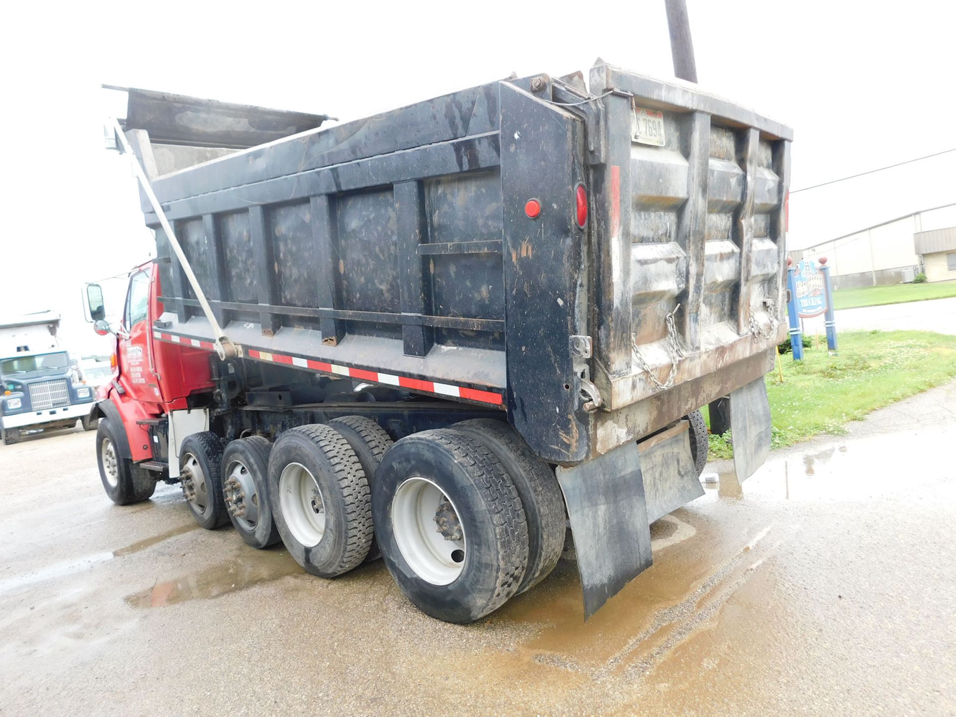 1999 STERLING FORD DUMP TRUCK; CUMMINS M-11, ROADRANGER 8-SPEED TRANSMISSION WITH DEEP REDUCTION, - Image 5 of 8