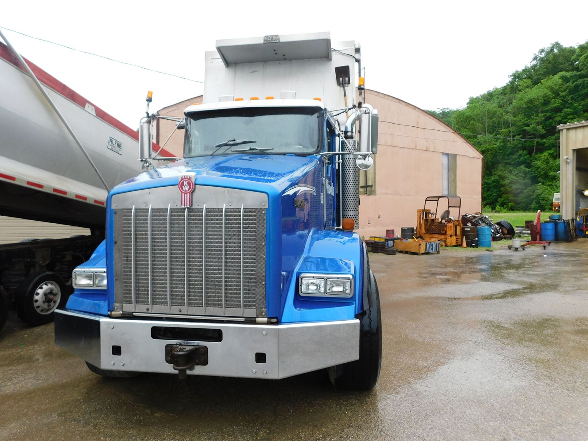 2006 KENWORTH CUMMINS ISM DUMP TRUCK; ROADRANGER 8-SPEED TRANSMISSION WITH DEEP REDUCTION, 6-AXLE, - Image 2 of 9