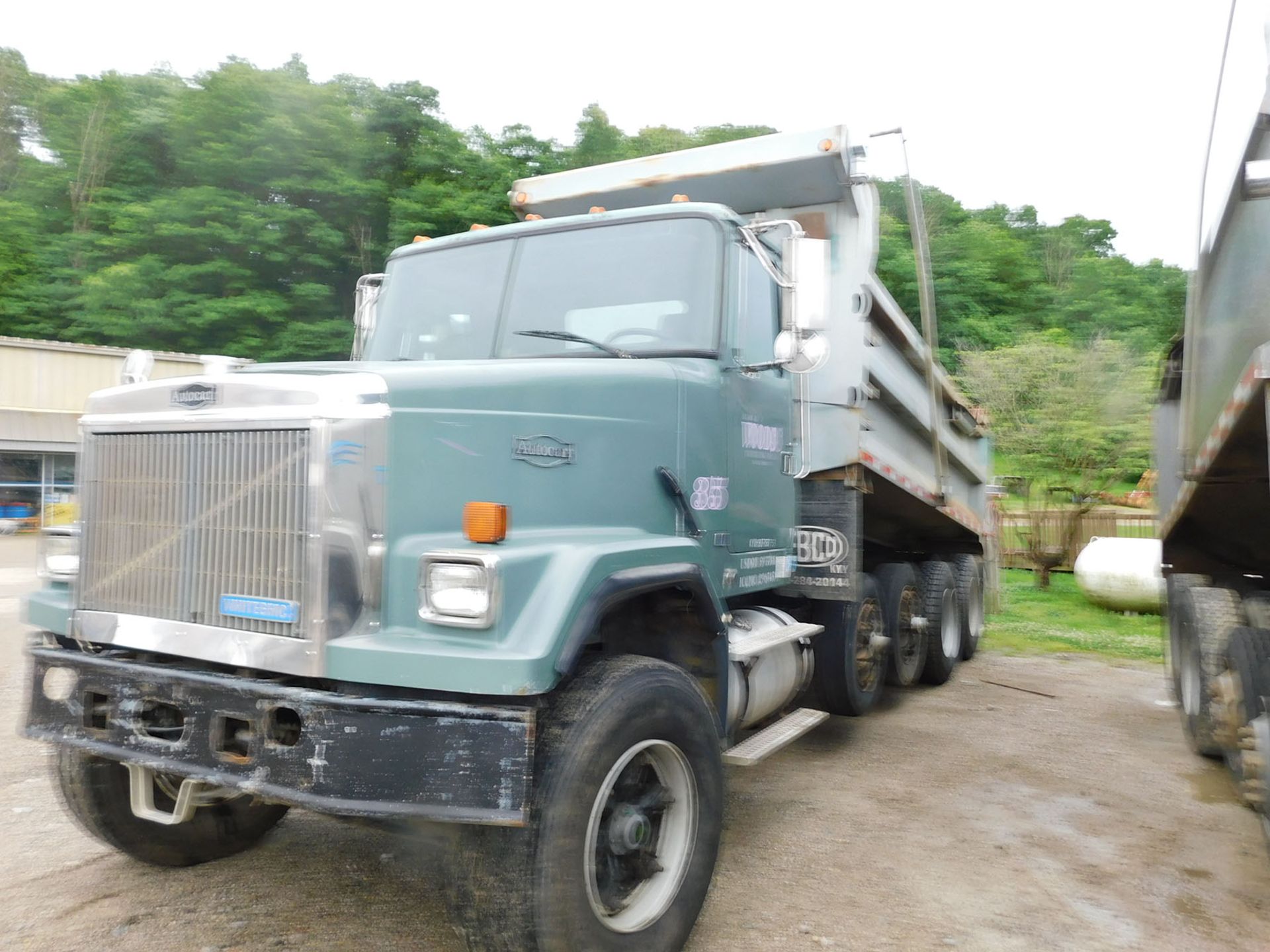 1995 WHITE GMC DUMP TRUCK; CUMMINS M11, ROADRANGER 8-SPEED TRANSMISSION WITH DEEP REDUCTION, QUAD