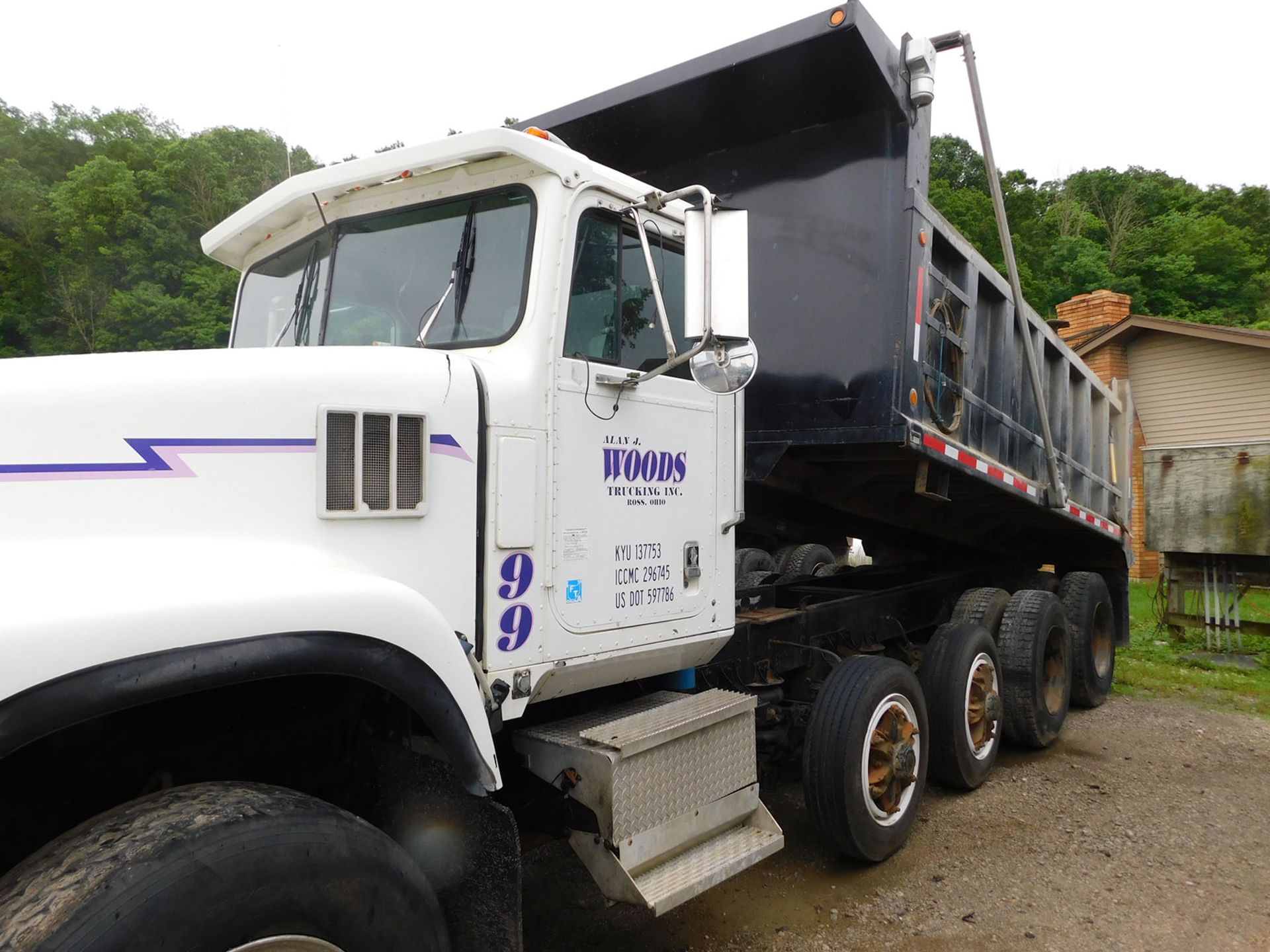 1995 INTERNATIONAL DUMP TRUCK; CUMMINS M11, ROADRANGER 8-SPEED TRANSMISSION WITH DEEP REDUCTION, - Image 3 of 7