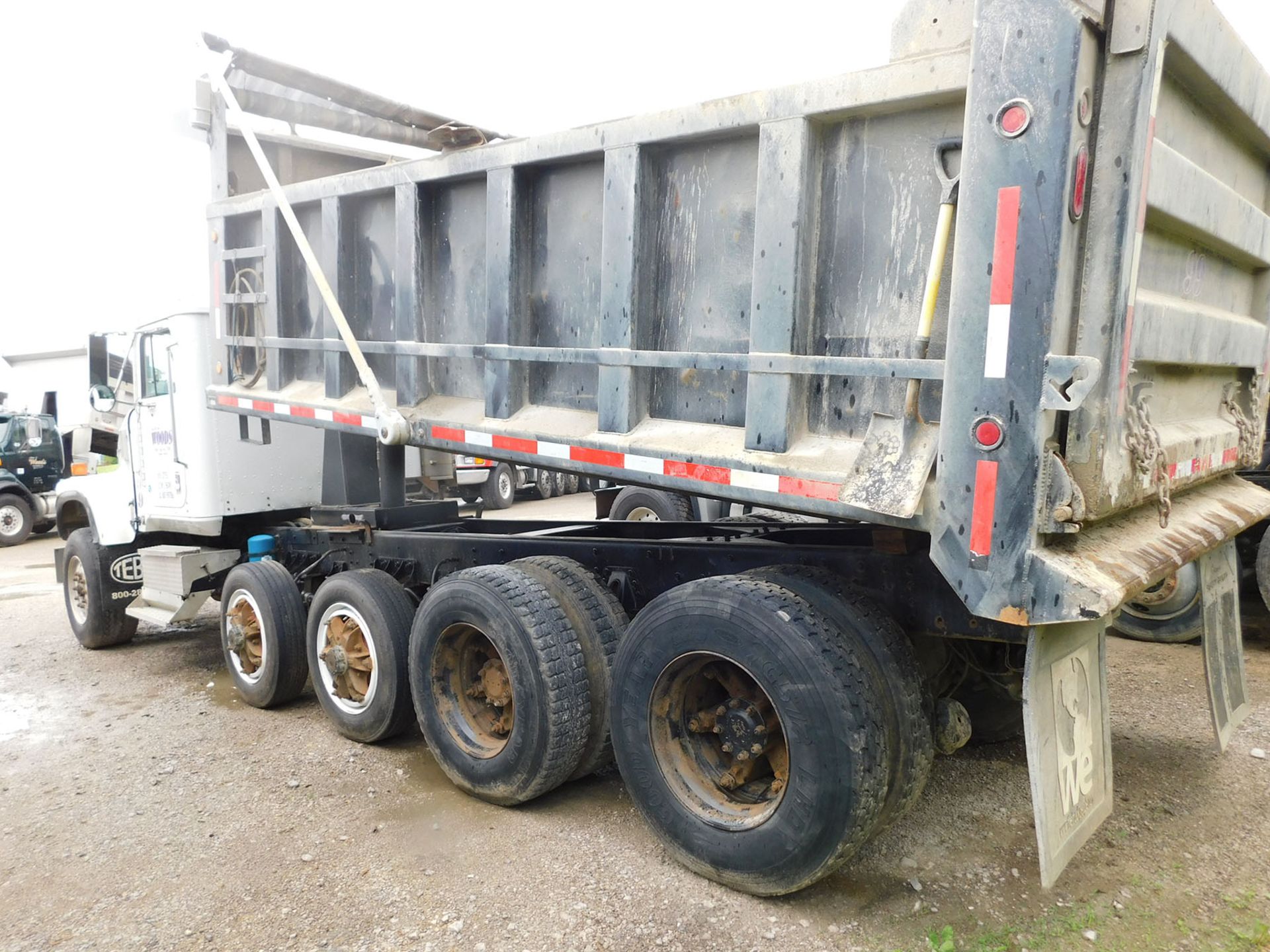 1995 INTERNATIONAL DUMP TRUCK; CUMMINS M11, ROADRANGER 8-SPEED TRANSMISSION WITH DEEP REDUCTION, - Image 5 of 7