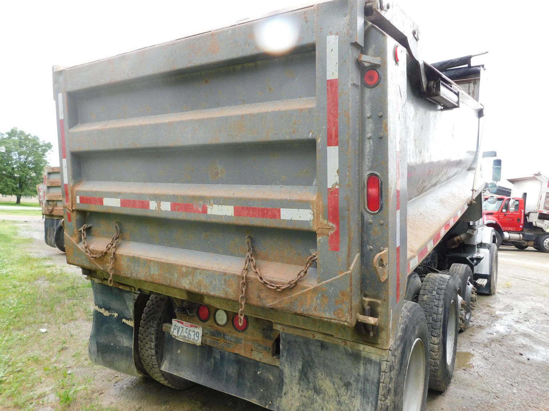 1993 WHITE GMC DUMP TRUCK; CUMMINS M11; ROADRANGER 8-SPEED TRANSMISSION WITH DEEP REDUCTION, QUAD - Image 5 of 6