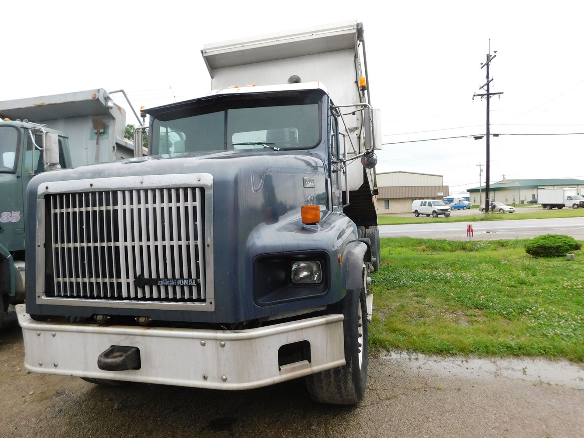 1999 PAYSTAR DUMB TRUCK; CATERPILLAR C-12, ROADRANGER 8-SPEED TRANSMISSION WITH DEEP REDUCTION, 6- - Image 3 of 8