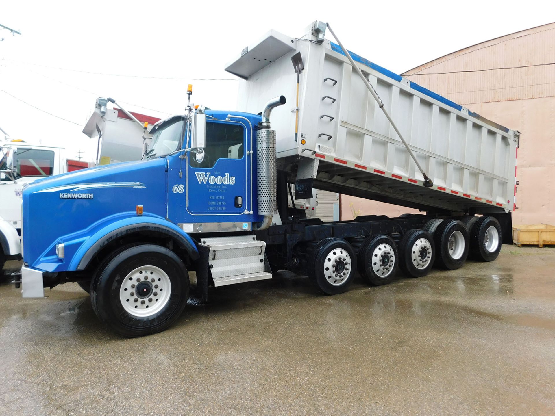 2006 KENWORTH CUMMINS ISM DUMP TRUCK; ROADRANGER 8-SPEED TRANSMISSION WITH DEEP REDUCTION, 6-AXLE,