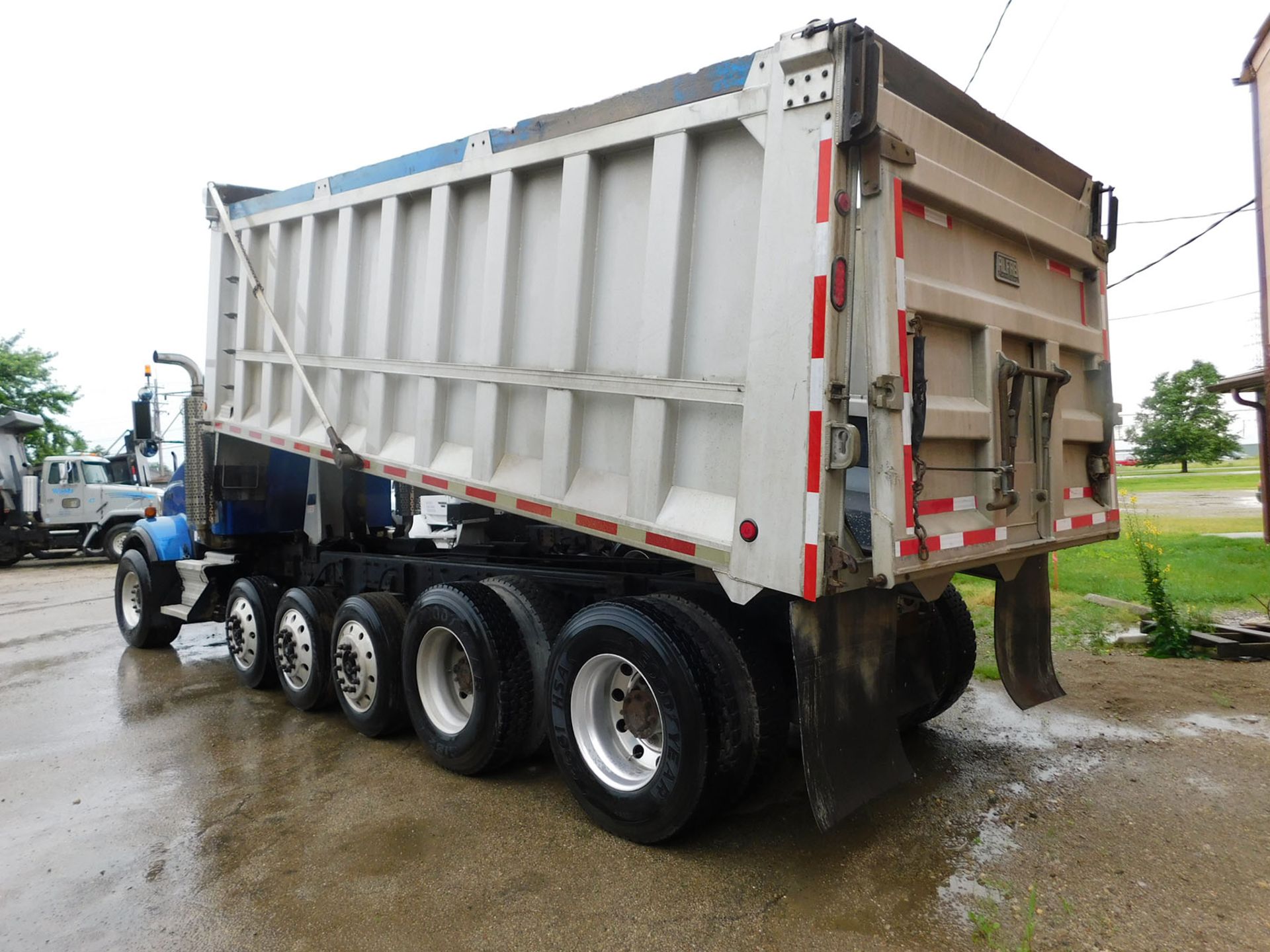 2006 KENWORTH CUMMINS ISM DUMP TRUCK; ROADRANGER 8-SPEED TRANSMISSION WITH DEEP REDUCTION, 6-AXLE, - Image 4 of 9