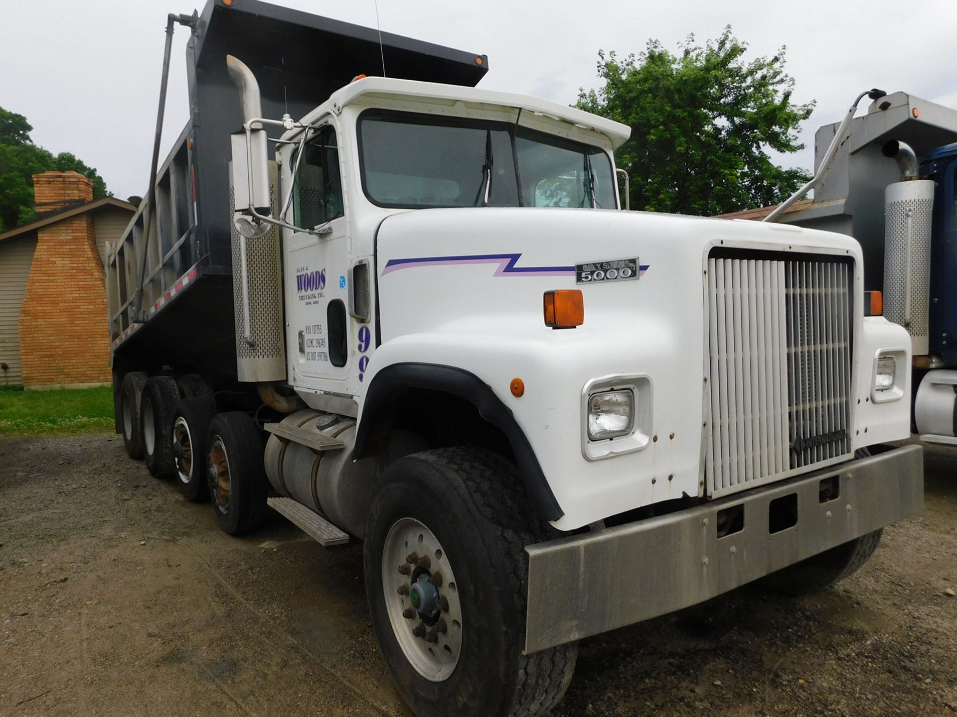 1995 INTERNATIONAL DUMP TRUCK; CUMMINS M11, ROADRANGER 8-SPEED TRANSMISSION WITH DEEP REDUCTION, - Image 7 of 7