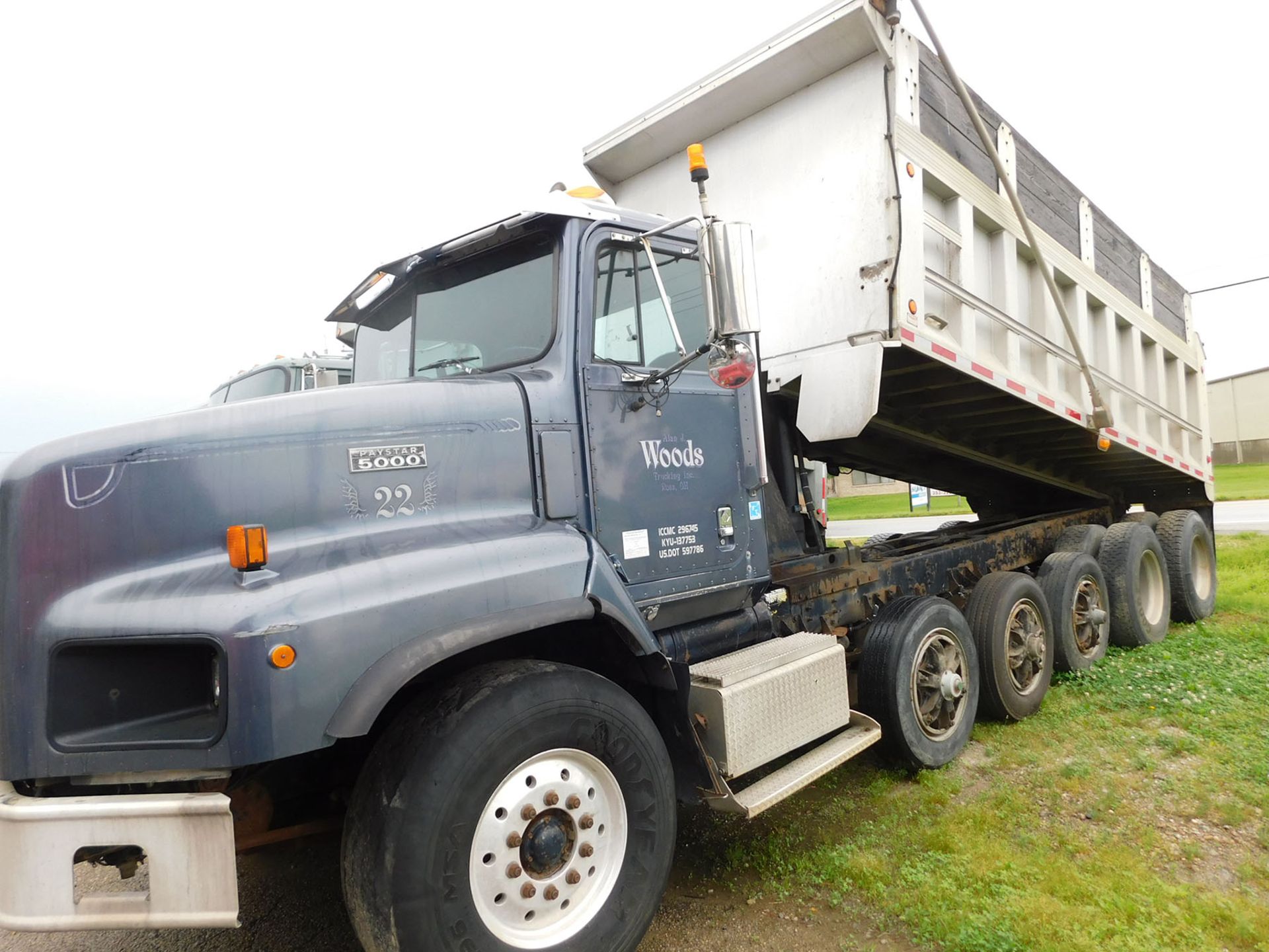 1999 PAYSTAR DUMB TRUCK; CATERPILLAR C-12, ROADRANGER 8-SPEED TRANSMISSION WITH DEEP REDUCTION, 6- - Image 4 of 8