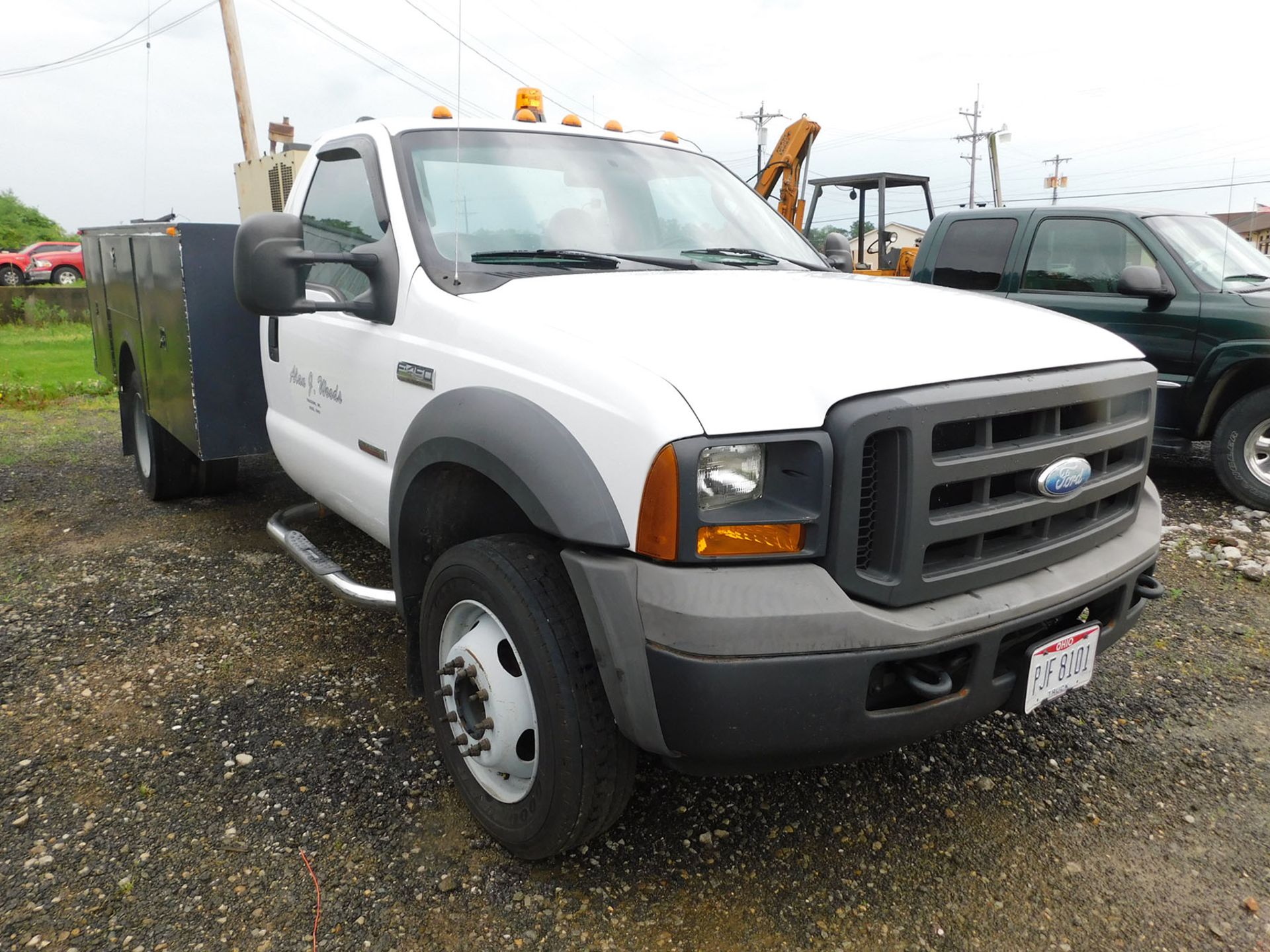 2005 FORD F-450 XL SUPER DUTY SERVICE TRUCK; AUTOMATIC POWER STROKE TURBO DIESEL, DUAL REAR TIRES, - Image 3 of 6