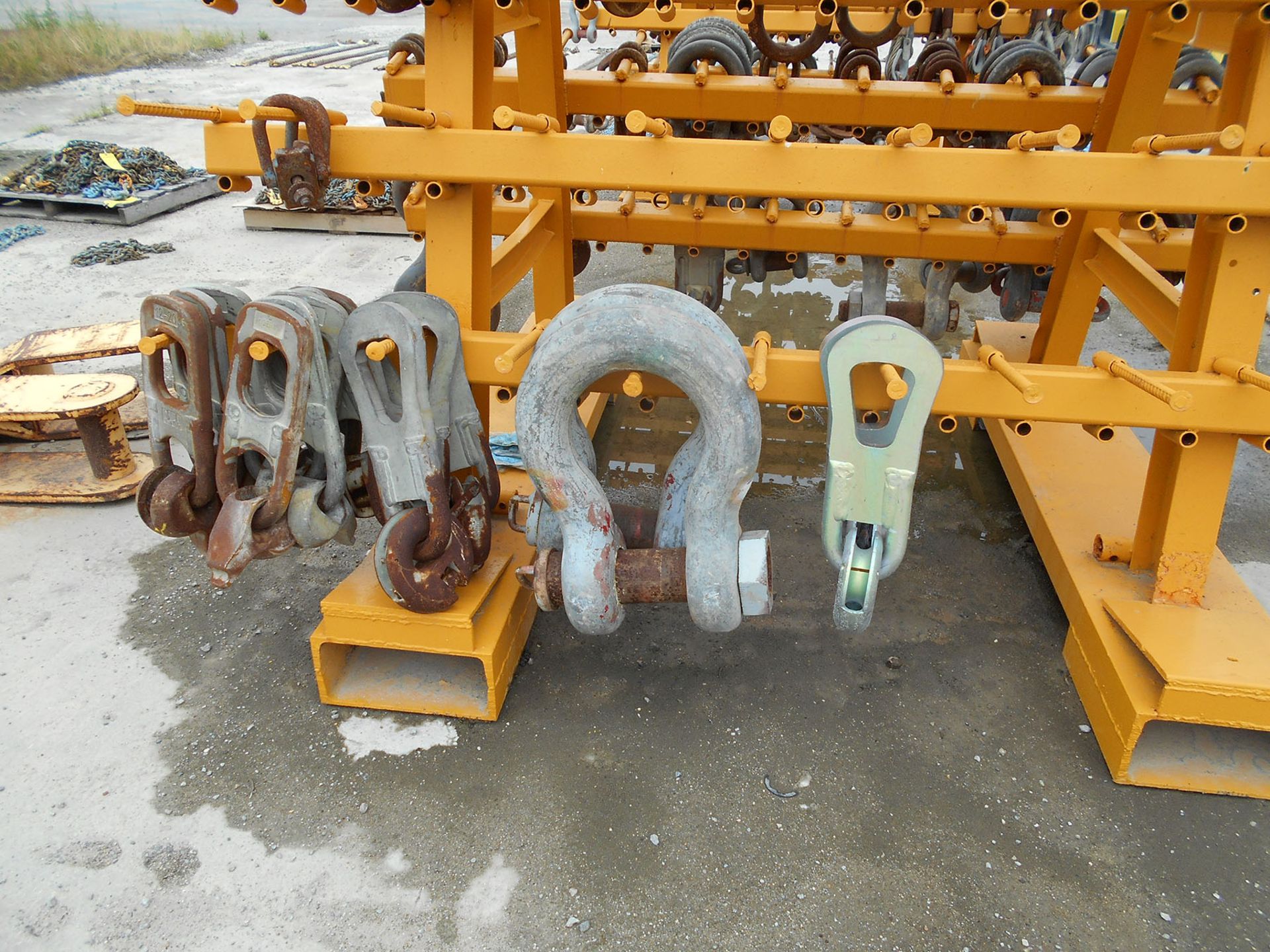 STEEL RACK WITH CONTENT; SHACKLES & LIFTING HOOKS - Image 5 of 6