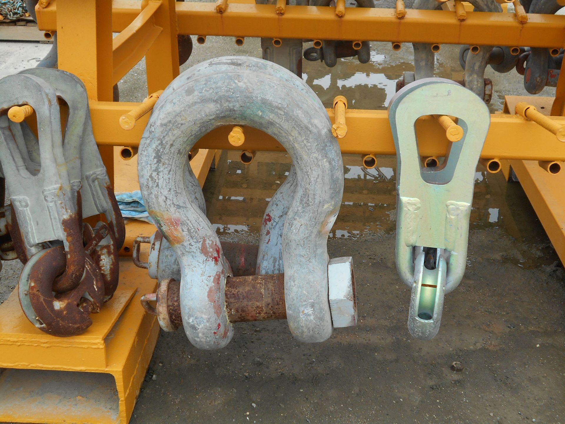 STEEL RACK WITH CONTENT; SHACKLES & LIFTING HOOKS - Image 6 of 6