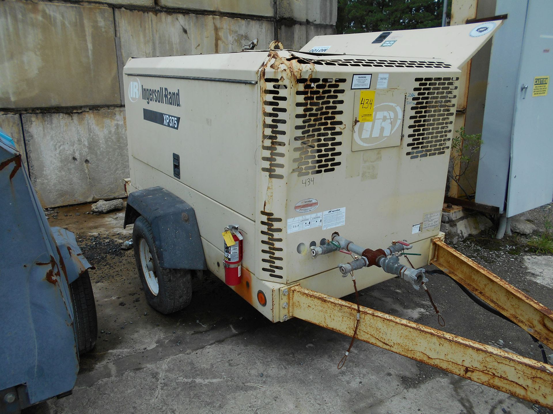 INGERSOLL RAND PLATINUM SERIES AIR COMPRESSOR; MODEL XP375WIR, S/N 367680UBQA57, YEAR 2006, - Image 2 of 3