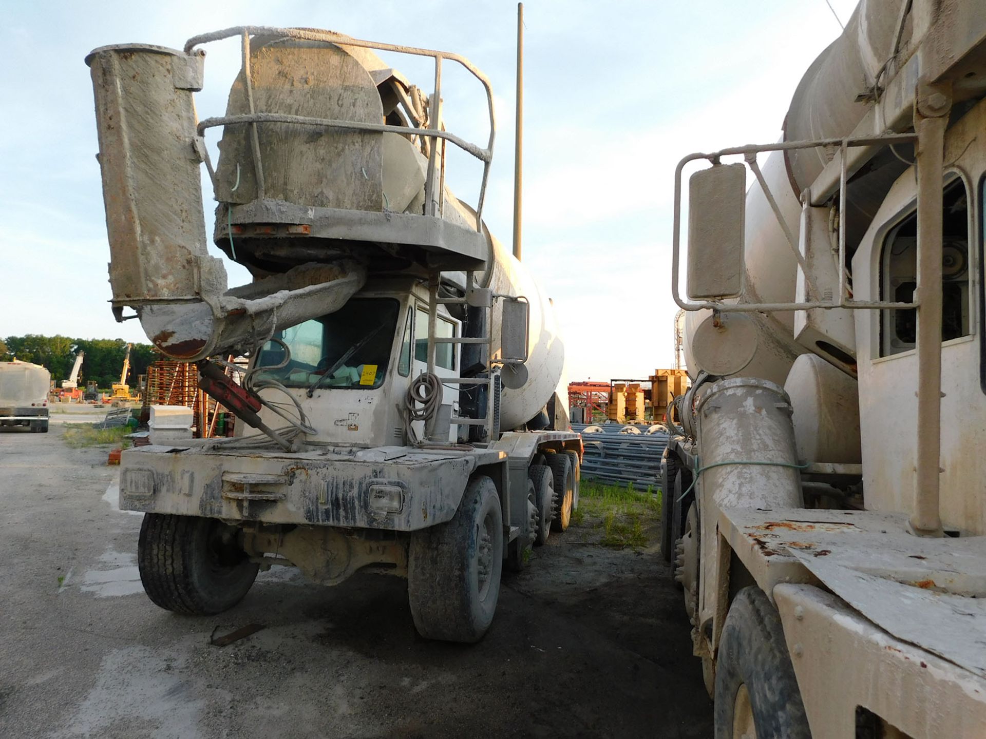 OSH KOSK 195 CONCRETE TRUCK; 11 CUBIC YARD, 8.41 CUBIC METER MIXER, 510 CU YD DRUM VOLUME, 17,824.