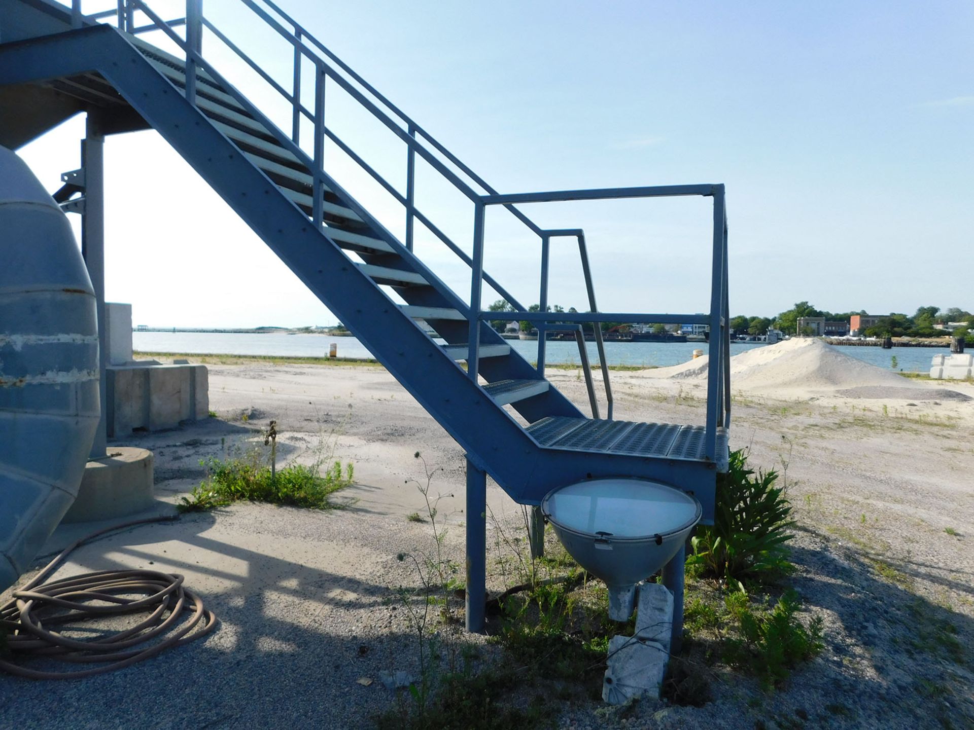 BATCH PLANT RECEIVING HOPPER, BLOWER, INCLINE CONVEYOR TO DAY BINS, AND STAIRS - Image 5 of 7