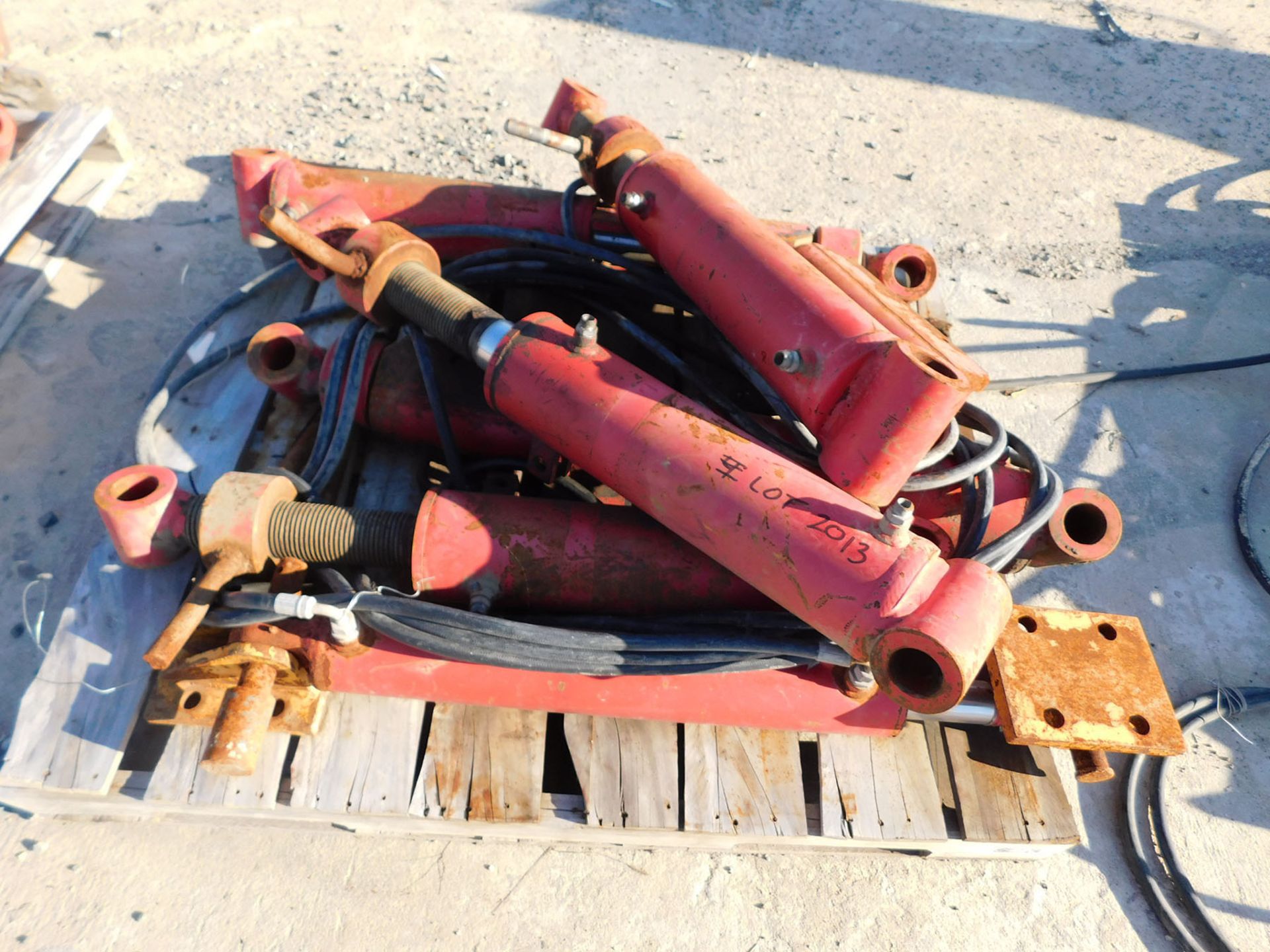 PALLET OF HYDRAULIC CYLINDERS