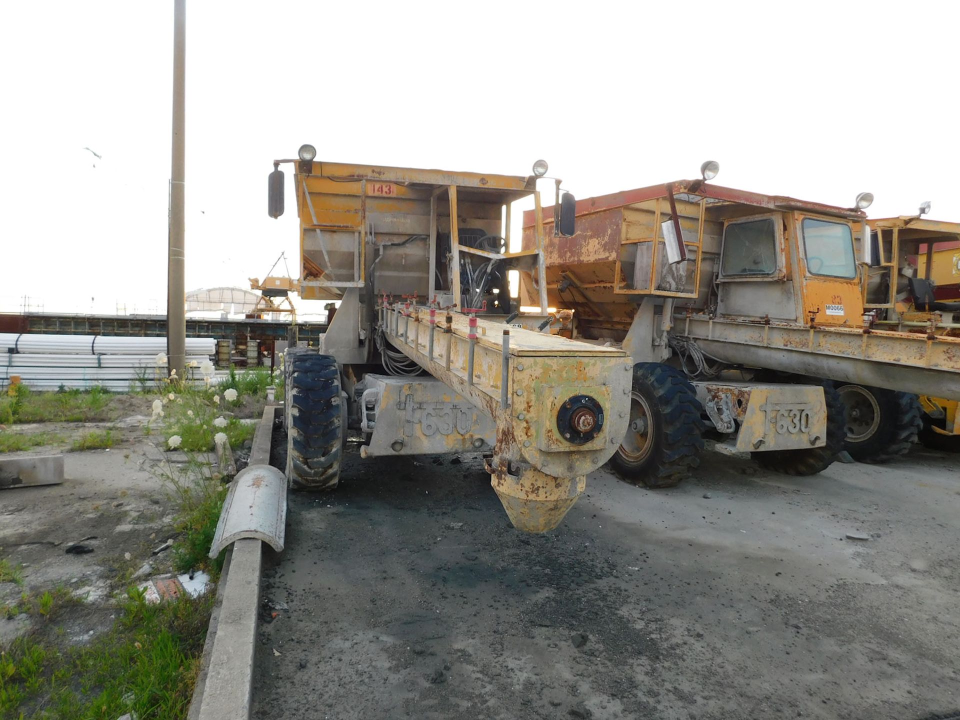 TUCKER BILT T630 CONCRETE TRANSPORT VEHICLE 6-YARD HOPPER, HYDRAULIC SWING, 3 SPEED AUGER, DIESEL - Image 3 of 3