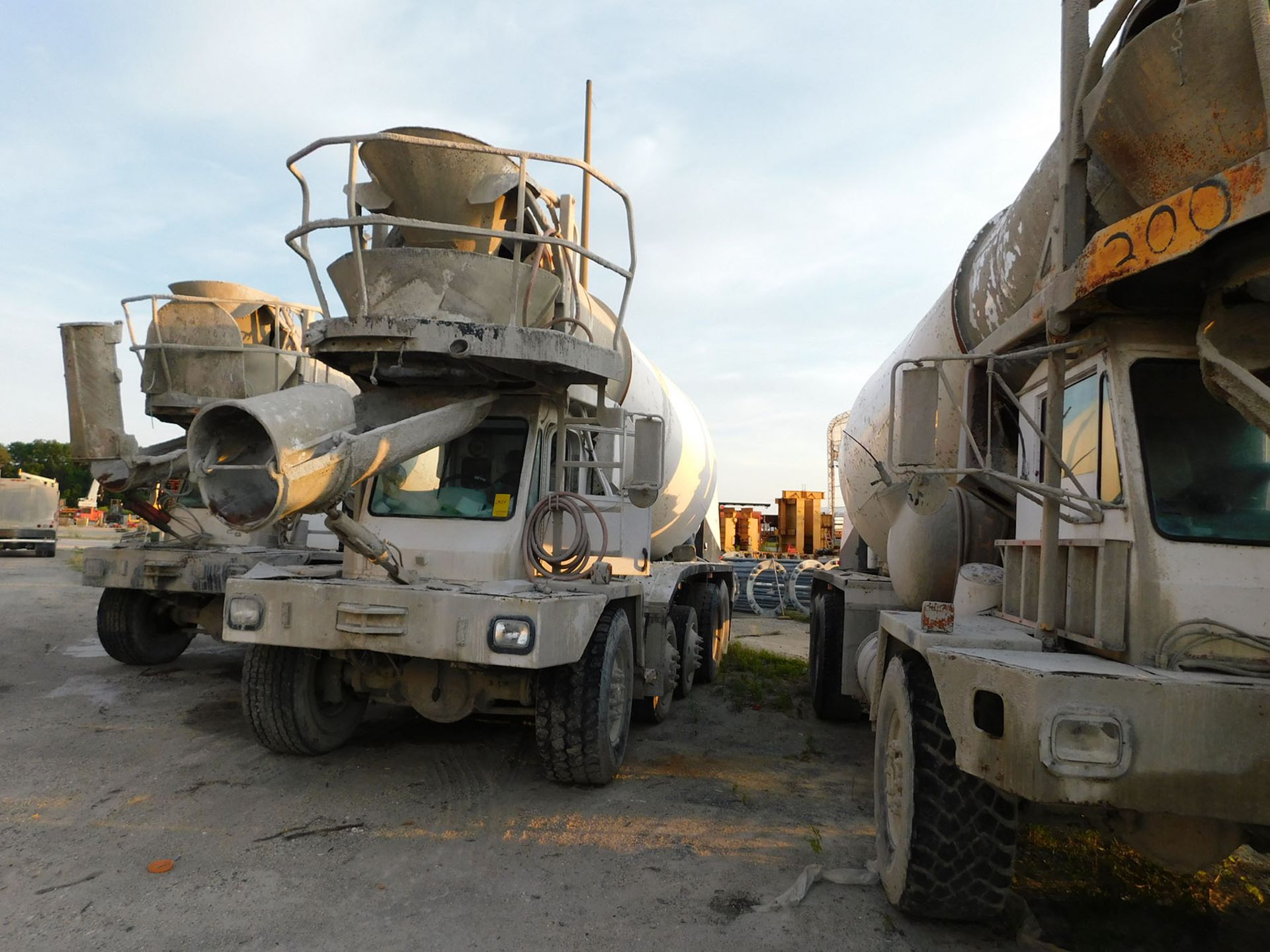 OSH KOSK 195 CONCRETE TRUCK; 11 CUBIC YARD, CUBIC METER MIXER, 510 CU YD, 20,821.9 MILES - Image 2 of 2