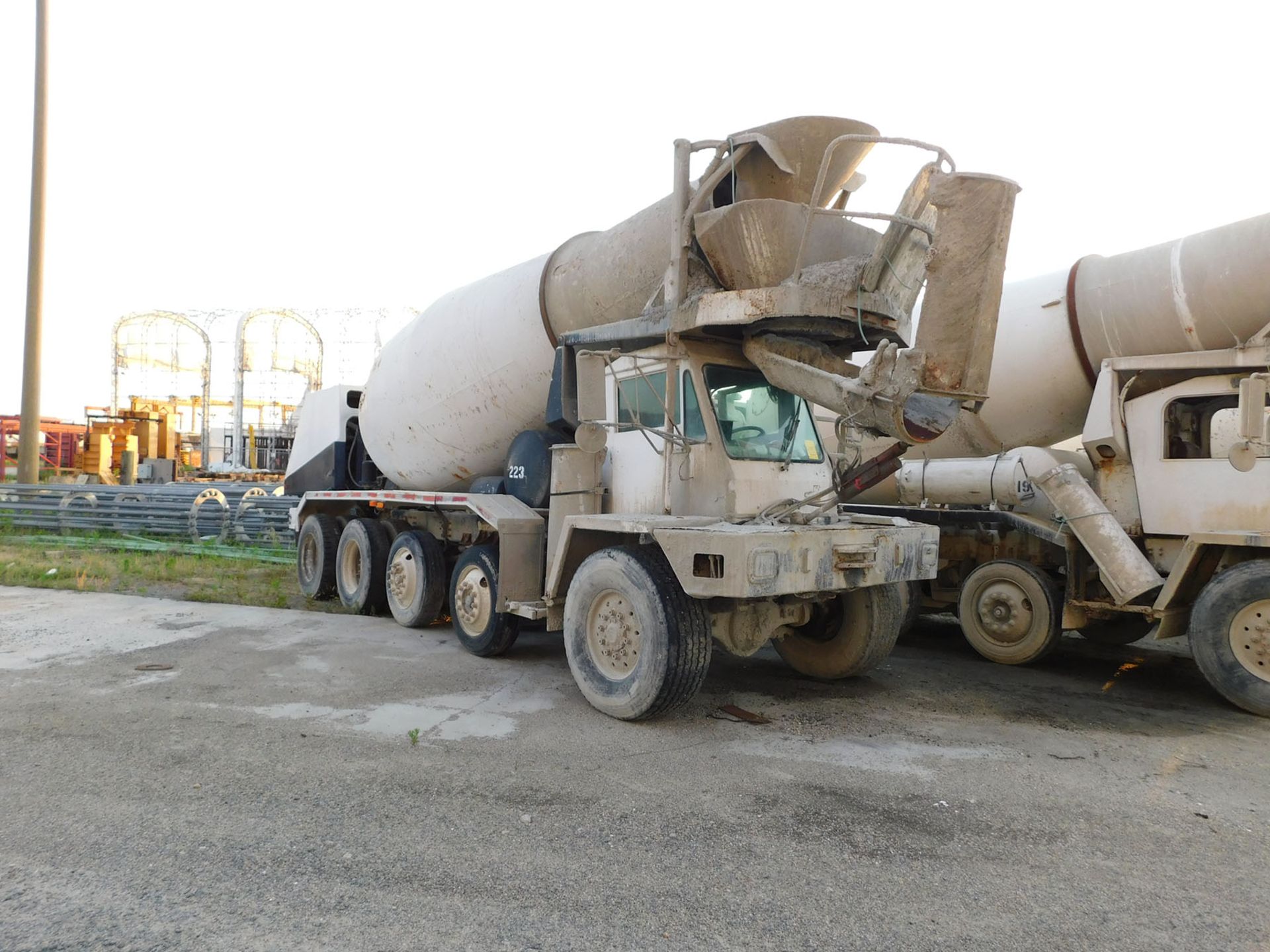 OSH KOSK 195 CONCRETE TRUCK; 11 CUBIC YARD, 8.41 CUBIC METER MIXER, 510 CU YD DRUM VOLUME, 17,824. - Image 2 of 2