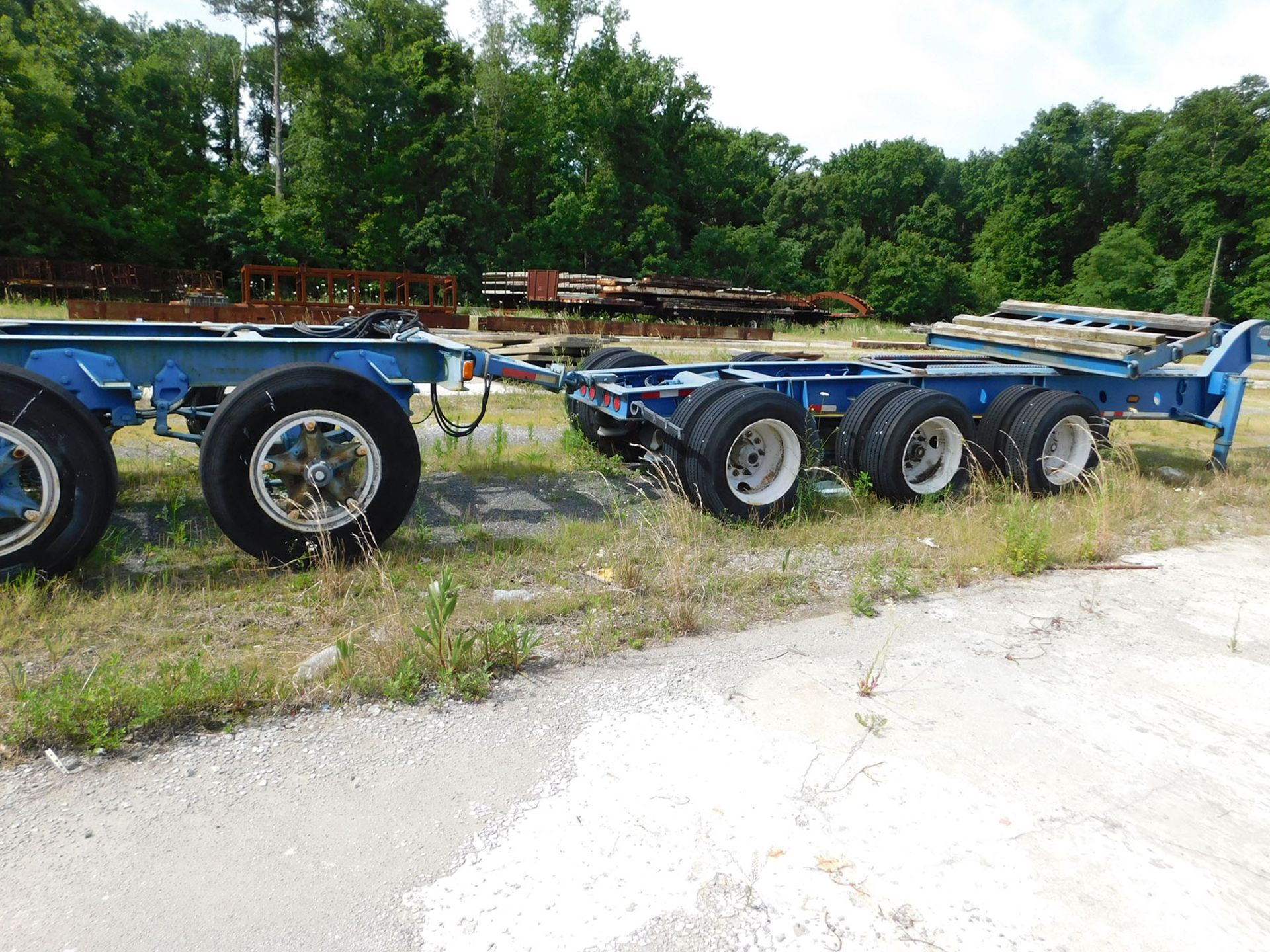 8-AXLE TRAILER WITH REAR STEER