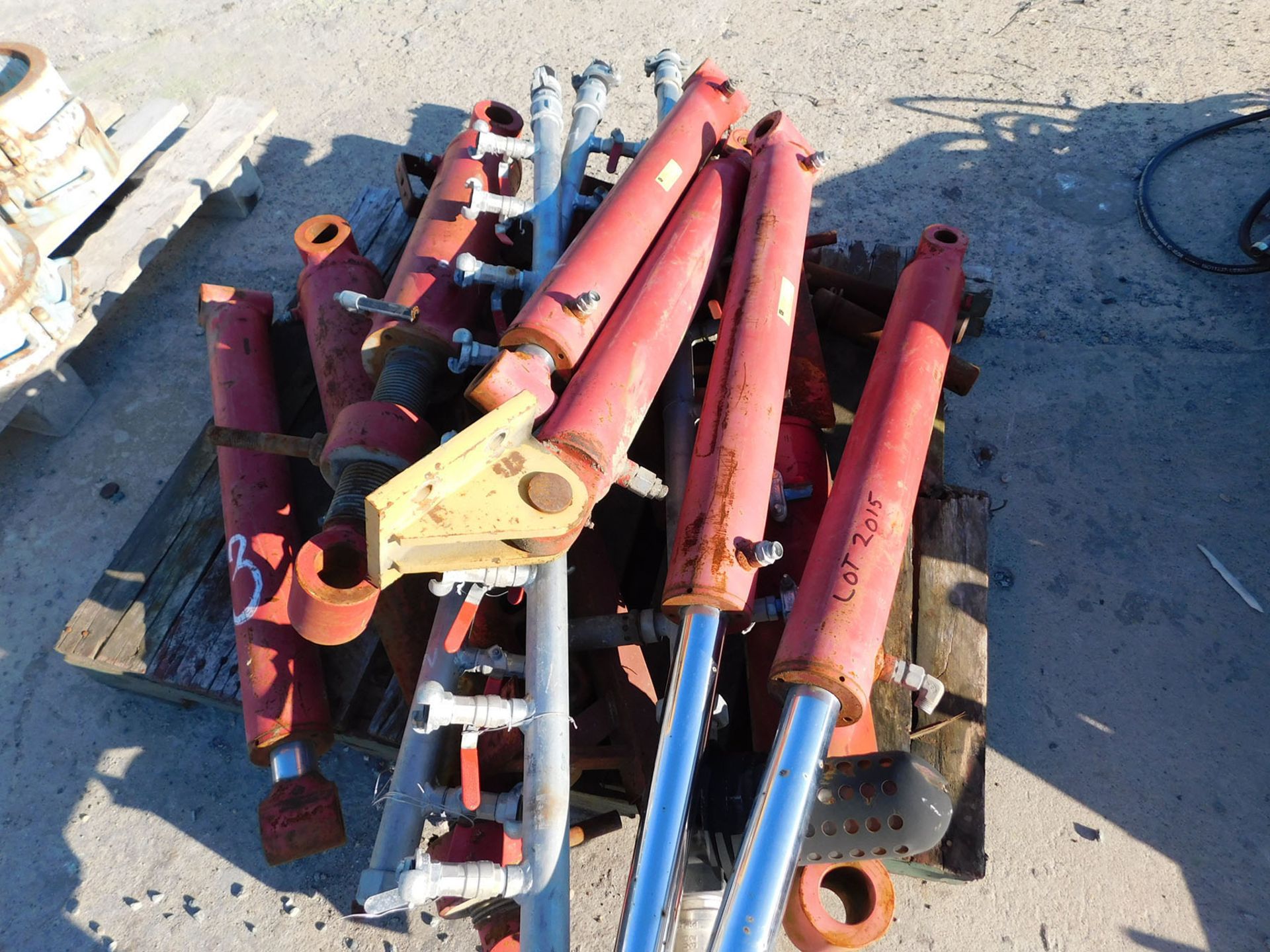 PALLET OF HYDRAULIC CYLINDERS - Image 2 of 2