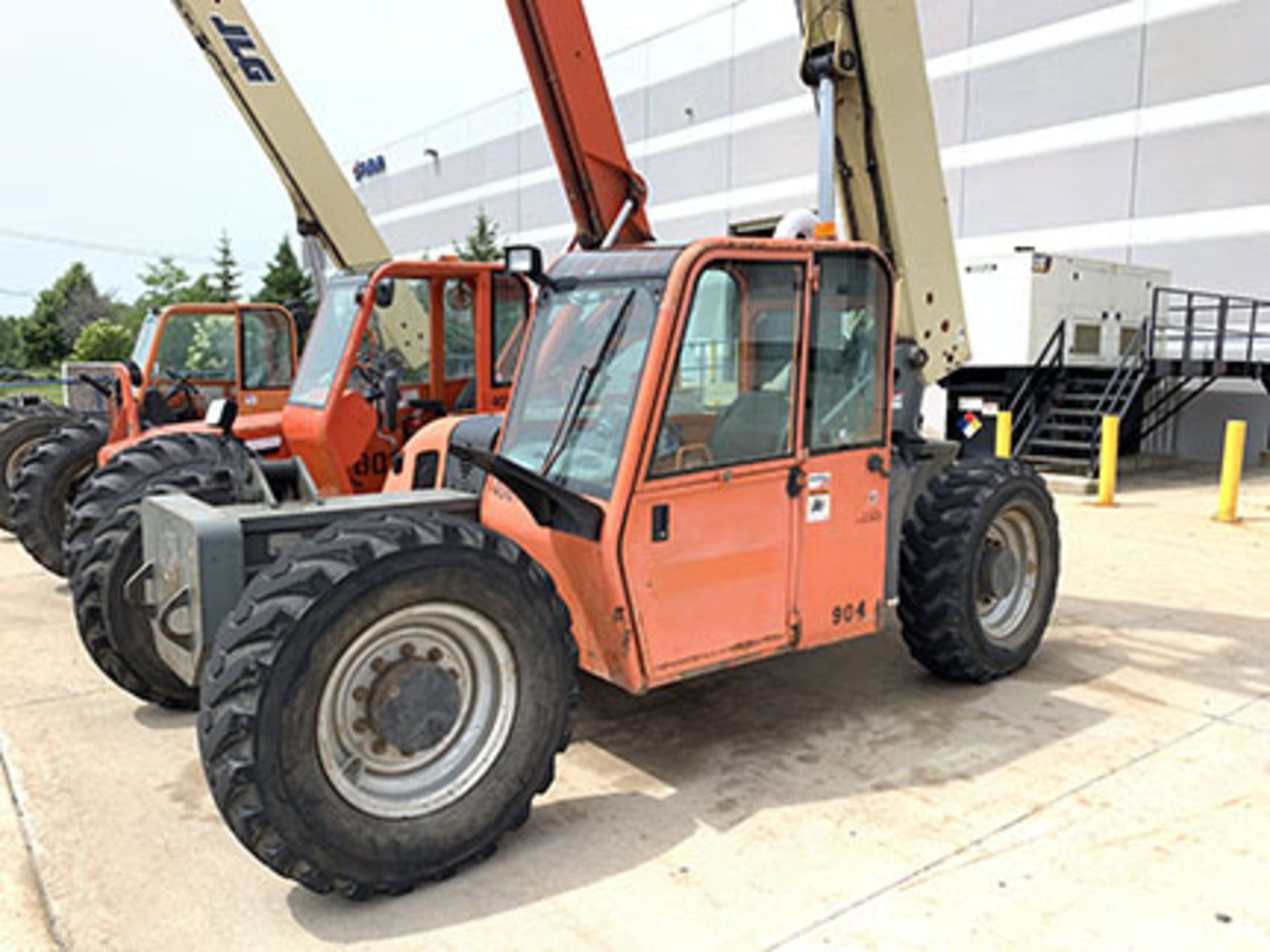 JLG G9-43A TELEHANDLER, (2004), 9000-lb. CAPACITY, 43' LIFT HEIGHT, CUMMINS DIESEL - Image 2 of 5