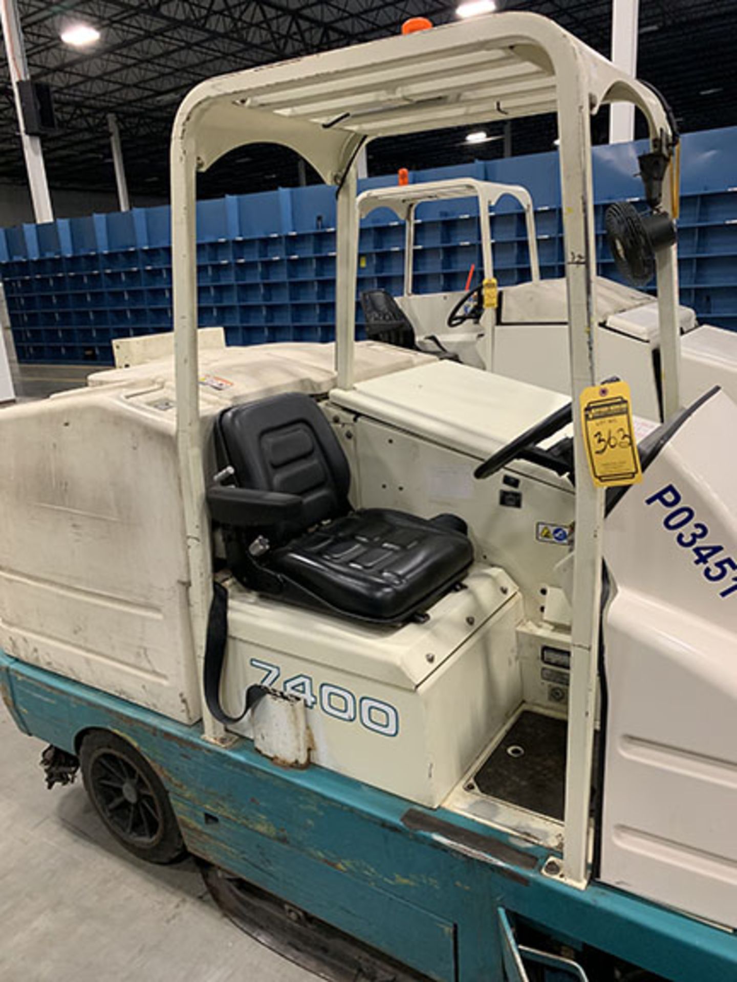 TENNANT 7400 LP FLOOR SWEEPER - Image 2 of 4