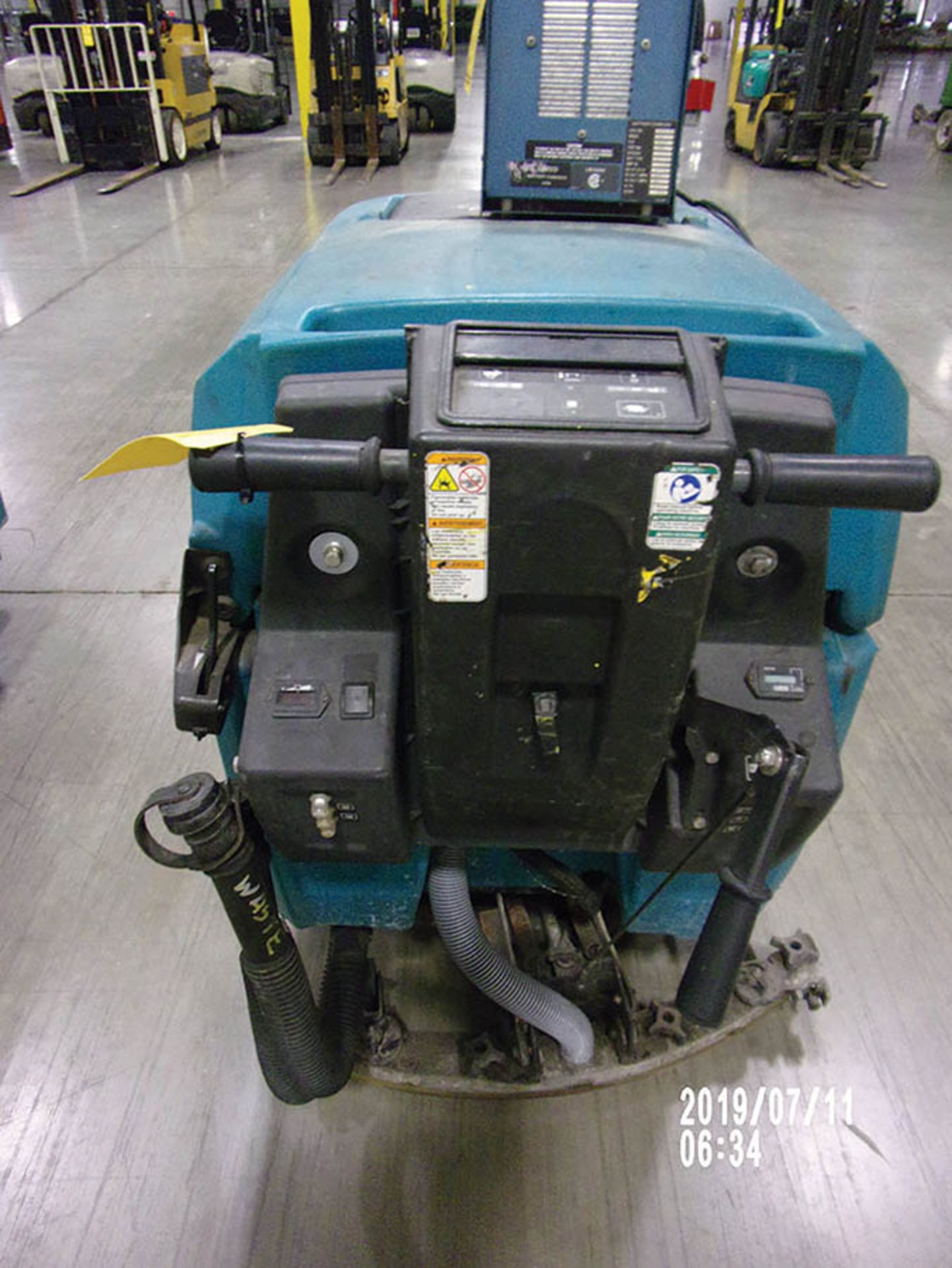 TENNANT FLOOR SWEEPER WITH CHARGER, S/N 3560 - Image 5 of 8