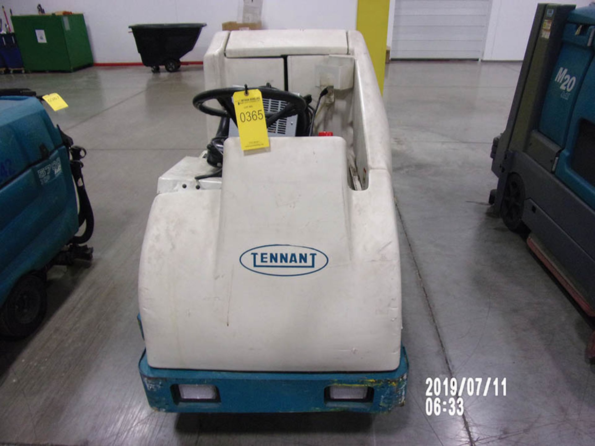 TENNANT ELECTRIC FLOOR SWEEPER - Image 2 of 5