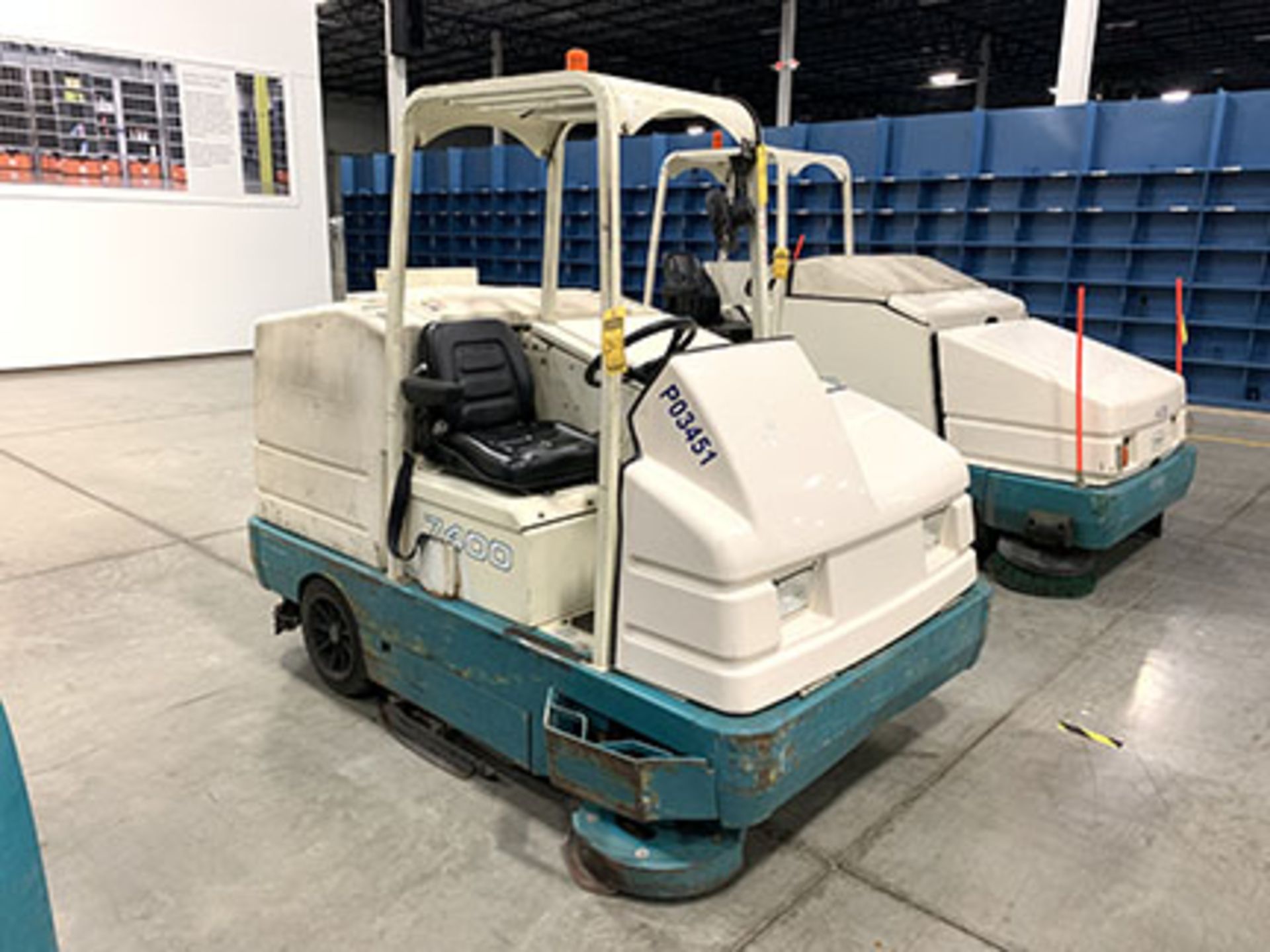 TENNANT 7400 LP FLOOR SWEEPER