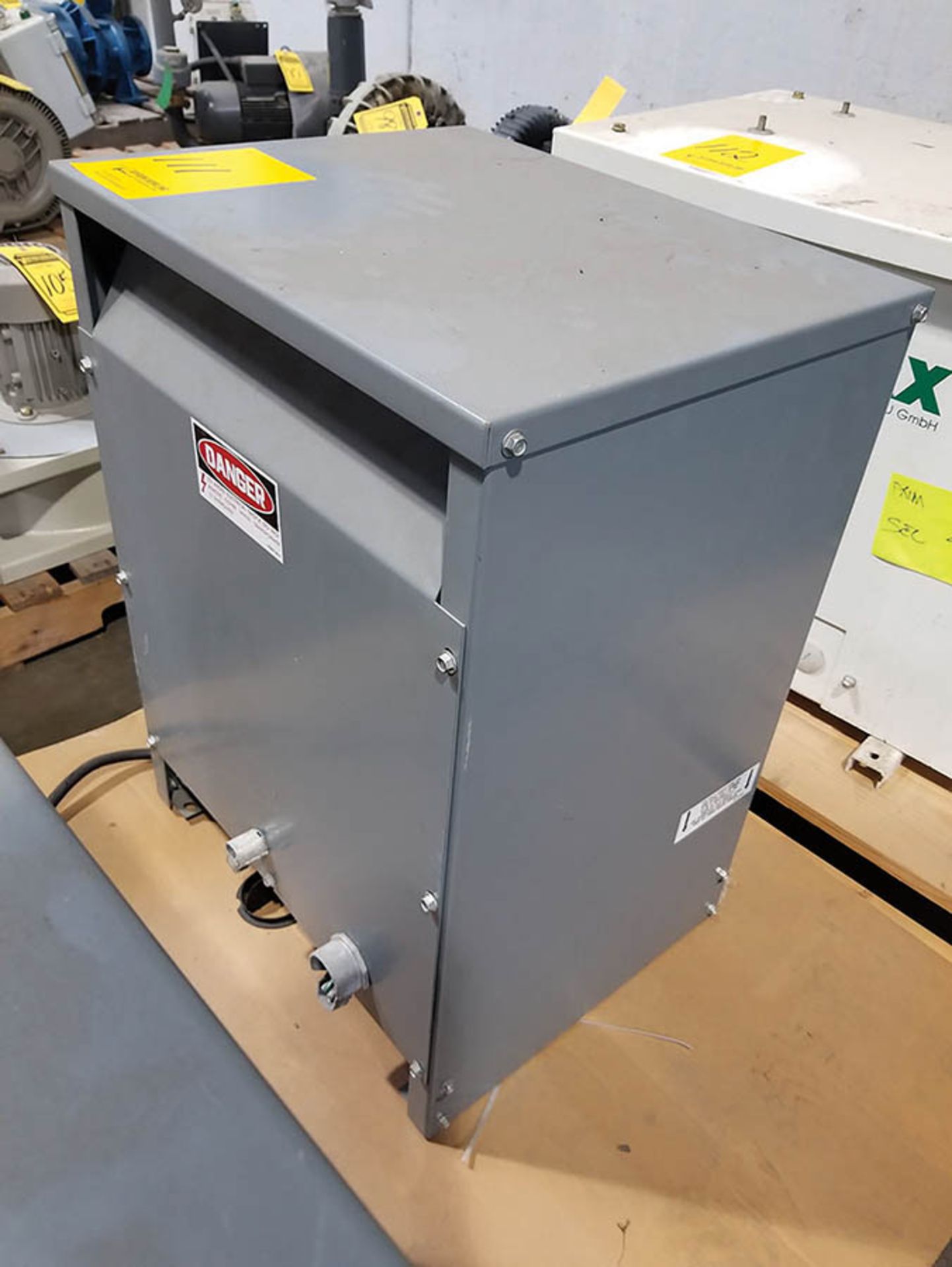 SQUARE D GENERAL PURPOSE TRANSFORMER; 15 KVA, HV 480, LV 208/120V, CAT# 15T3H