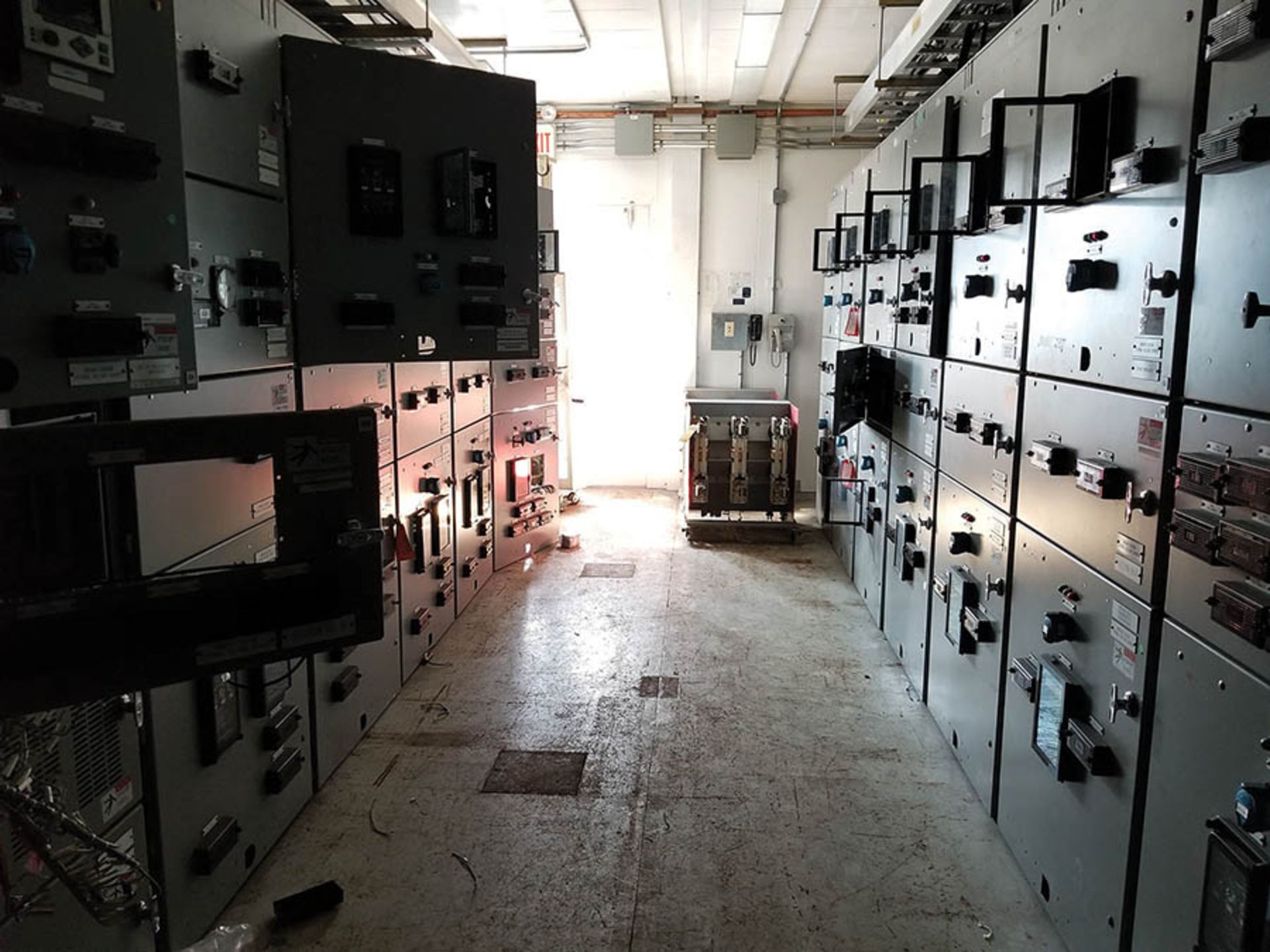 PDC-1 CONTENTS / (20+) COLUMNS OF SIEMENS SWITCHGEAR WITH VACUUM BREAKERS IN MOST BUCKETS, GE - Image 8 of 46