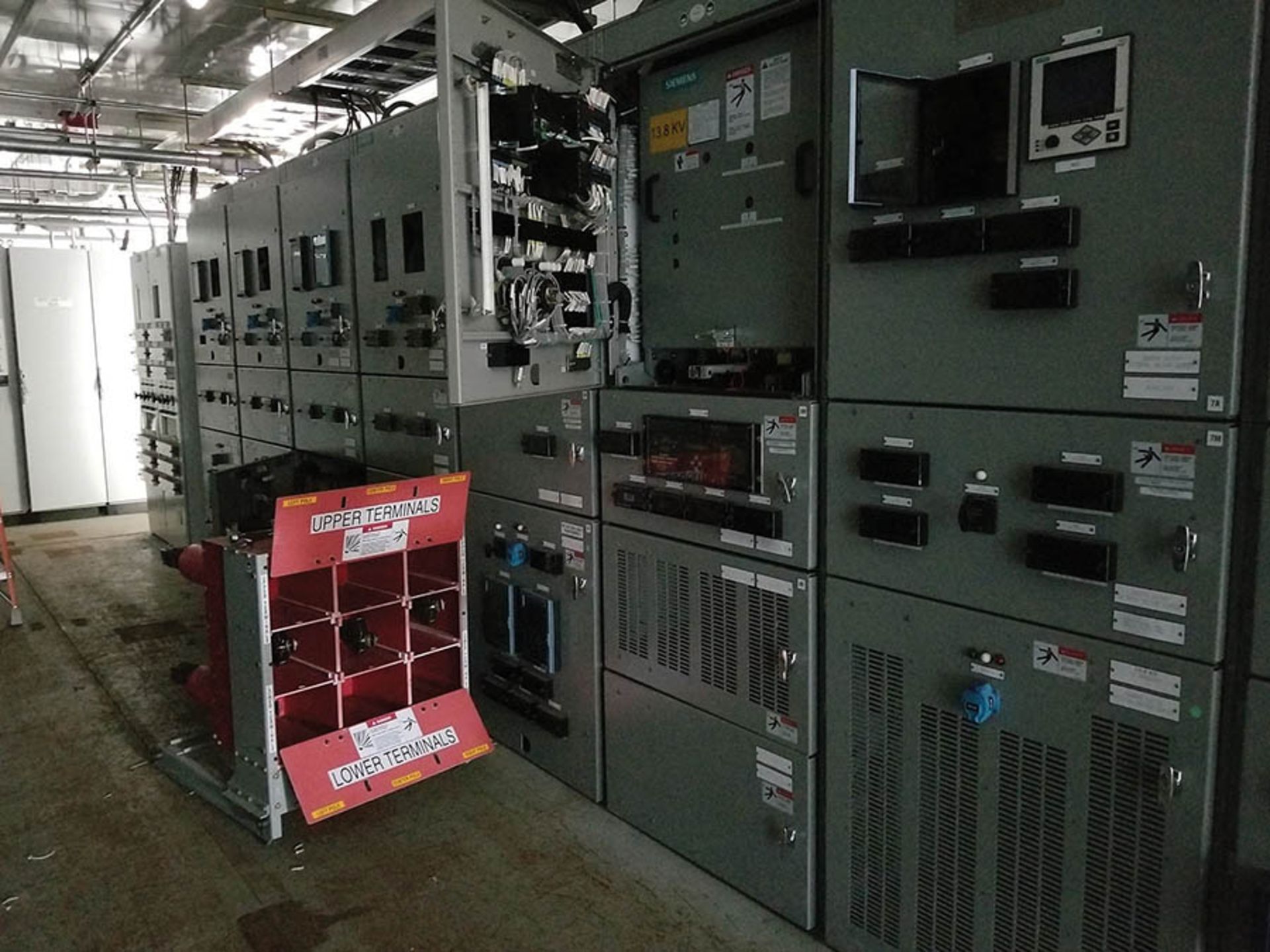 PDC-1 CONTENTS / (20+) COLUMNS OF SIEMENS SWITCHGEAR WITH VACUUM BREAKERS IN MOST BUCKETS, GE - Image 37 of 46