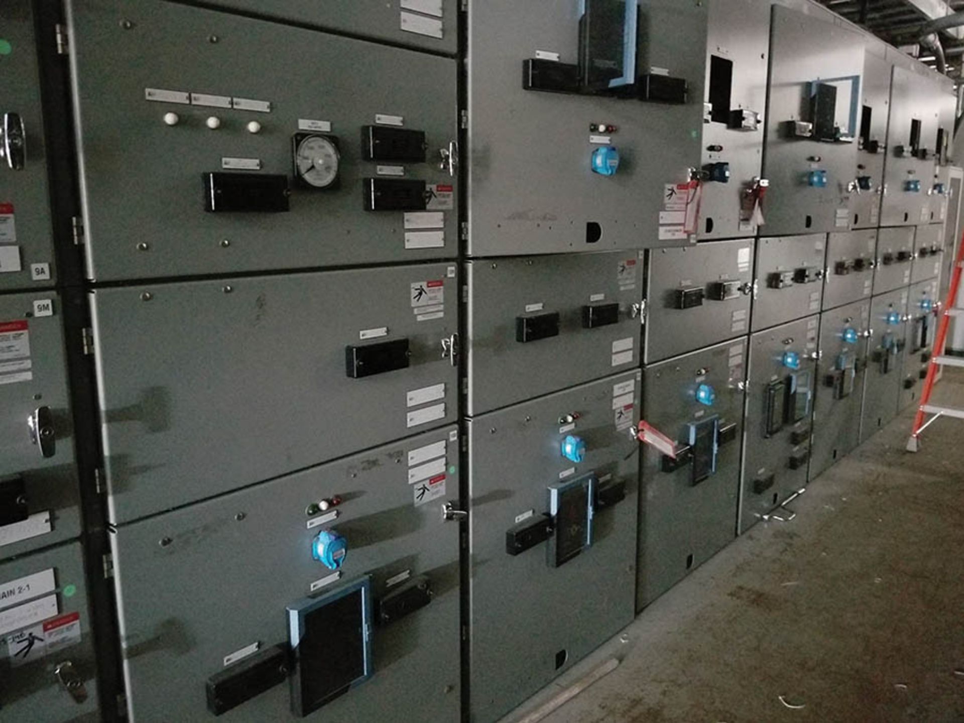 PDC-1 CONTENTS / (20+) COLUMNS OF SIEMENS SWITCHGEAR WITH VACUUM BREAKERS IN MOST BUCKETS, GE - Image 38 of 46