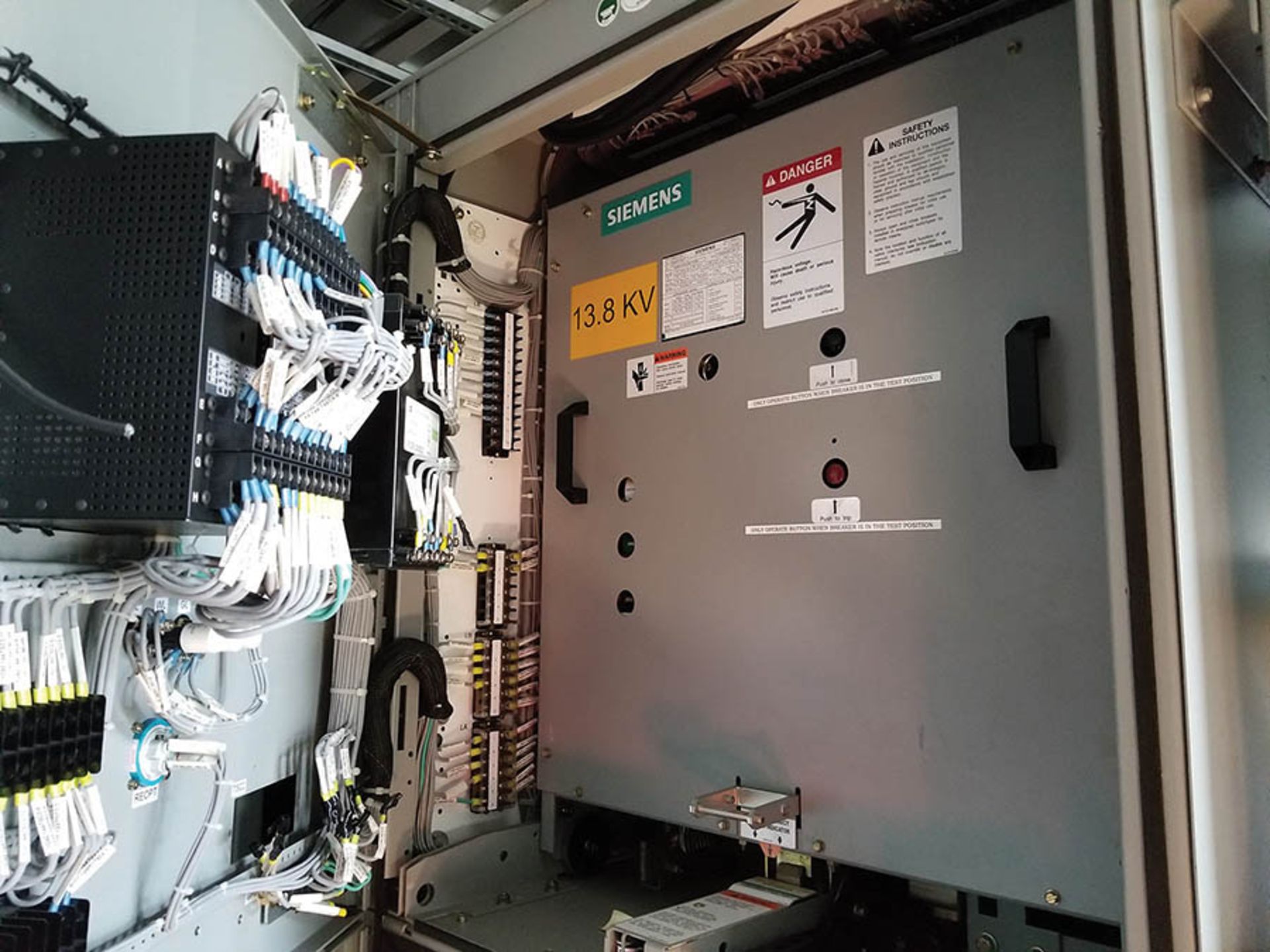 PDC-1 CONTENTS / (20+) COLUMNS OF SIEMENS SWITCHGEAR WITH VACUUM BREAKERS IN MOST BUCKETS, GE - Image 2 of 46