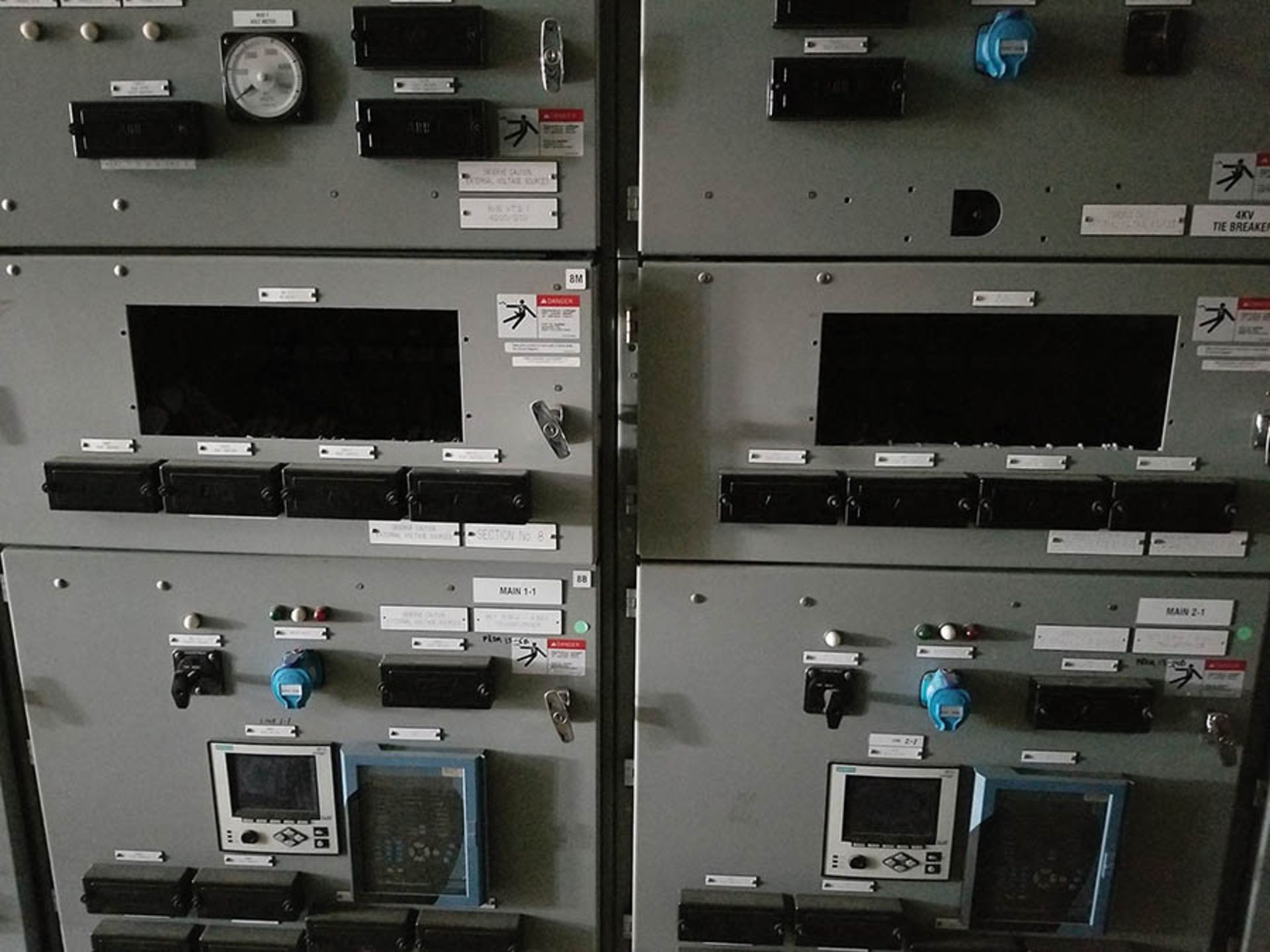 PDC-1 CONTENTS / (20+) COLUMNS OF SIEMENS SWITCHGEAR WITH VACUUM BREAKERS IN MOST BUCKETS, GE - Image 39 of 46