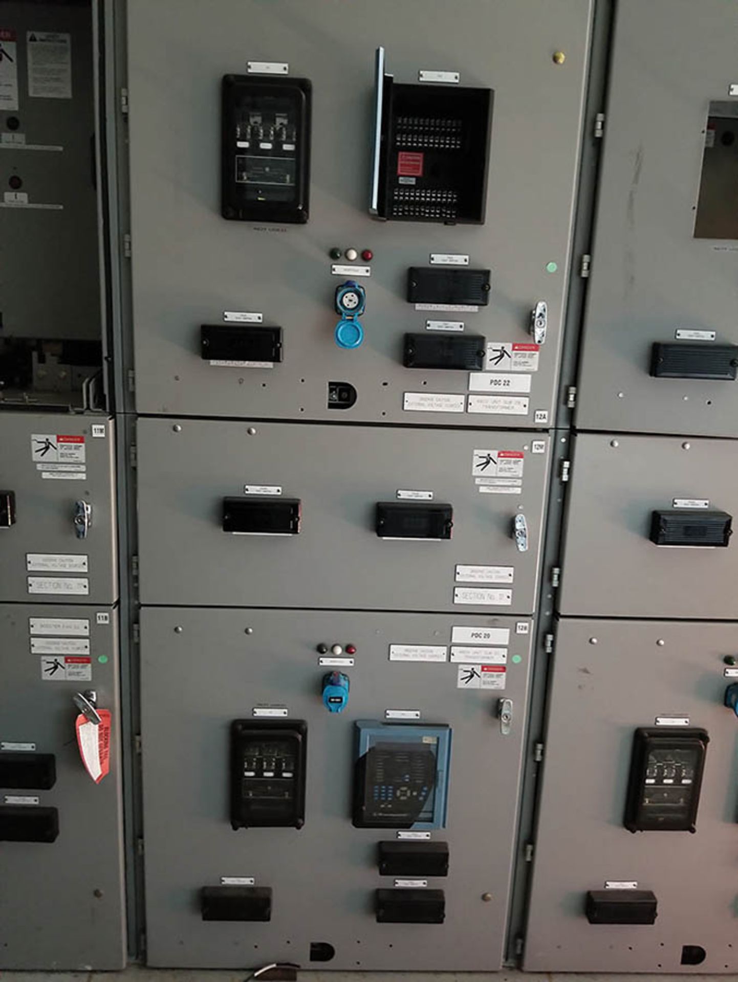 PDC-1 CONTENTS / (20+) COLUMNS OF SIEMENS SWITCHGEAR WITH VACUUM BREAKERS IN MOST BUCKETS, GE - Image 5 of 46