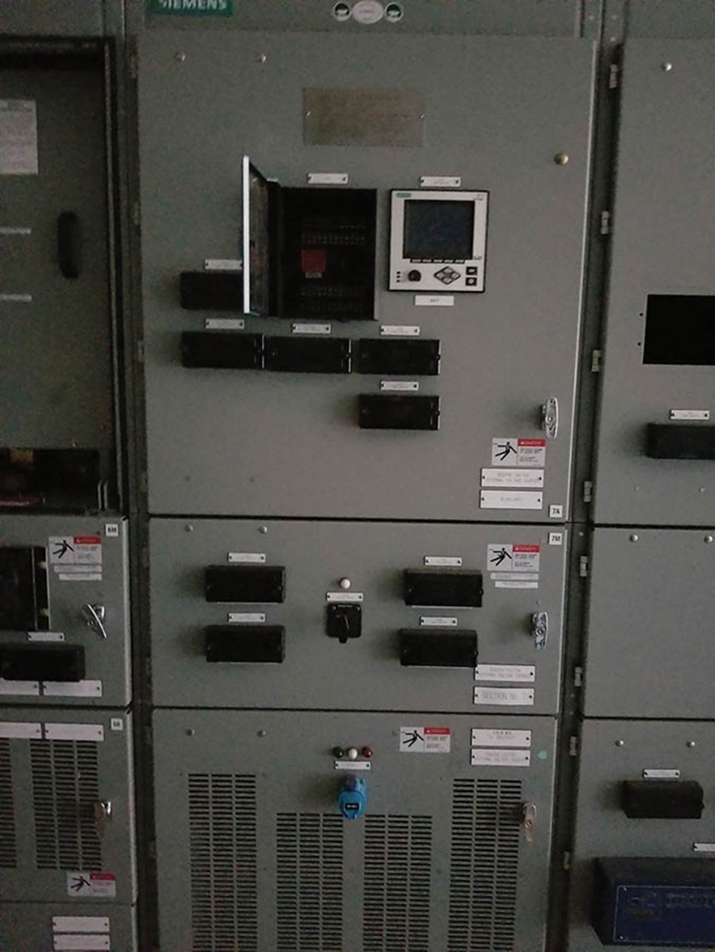 PDC-1 CONTENTS / (20+) COLUMNS OF SIEMENS SWITCHGEAR WITH VACUUM BREAKERS IN MOST BUCKETS, GE - Image 7 of 46