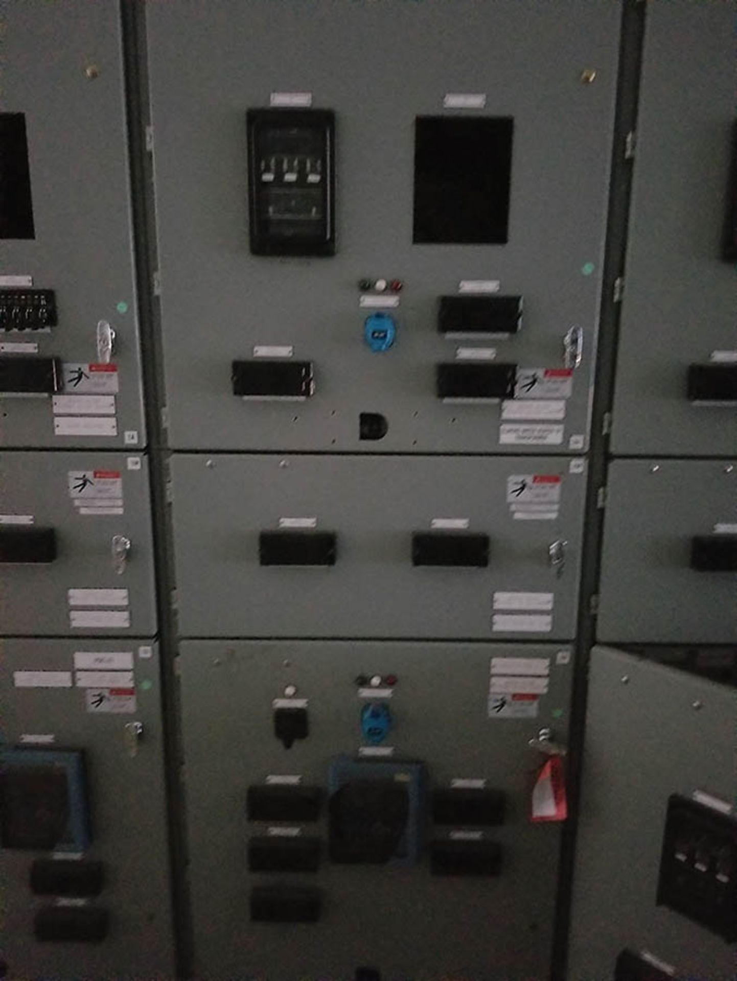 PDC-1 CONTENTS / (20+) COLUMNS OF SIEMENS SWITCHGEAR WITH VACUUM BREAKERS IN MOST BUCKETS, GE - Image 9 of 46