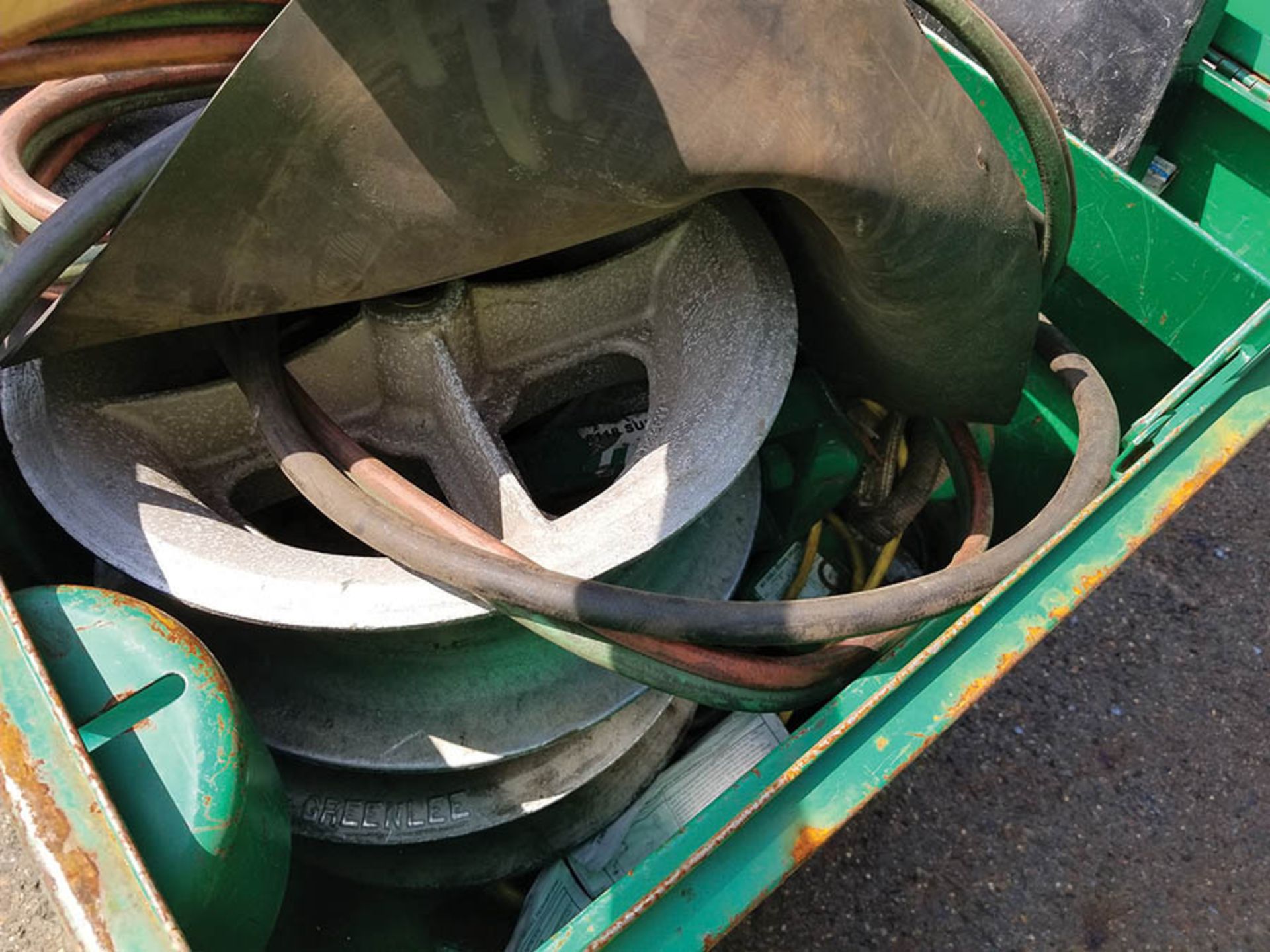 GREENLEE SUPER TUGGER PULLING SYSTEM W/HOOK SHEAVES, CABLE FEEDING SHEAVES, GREENLEE 685 CABLE - Image 5 of 12