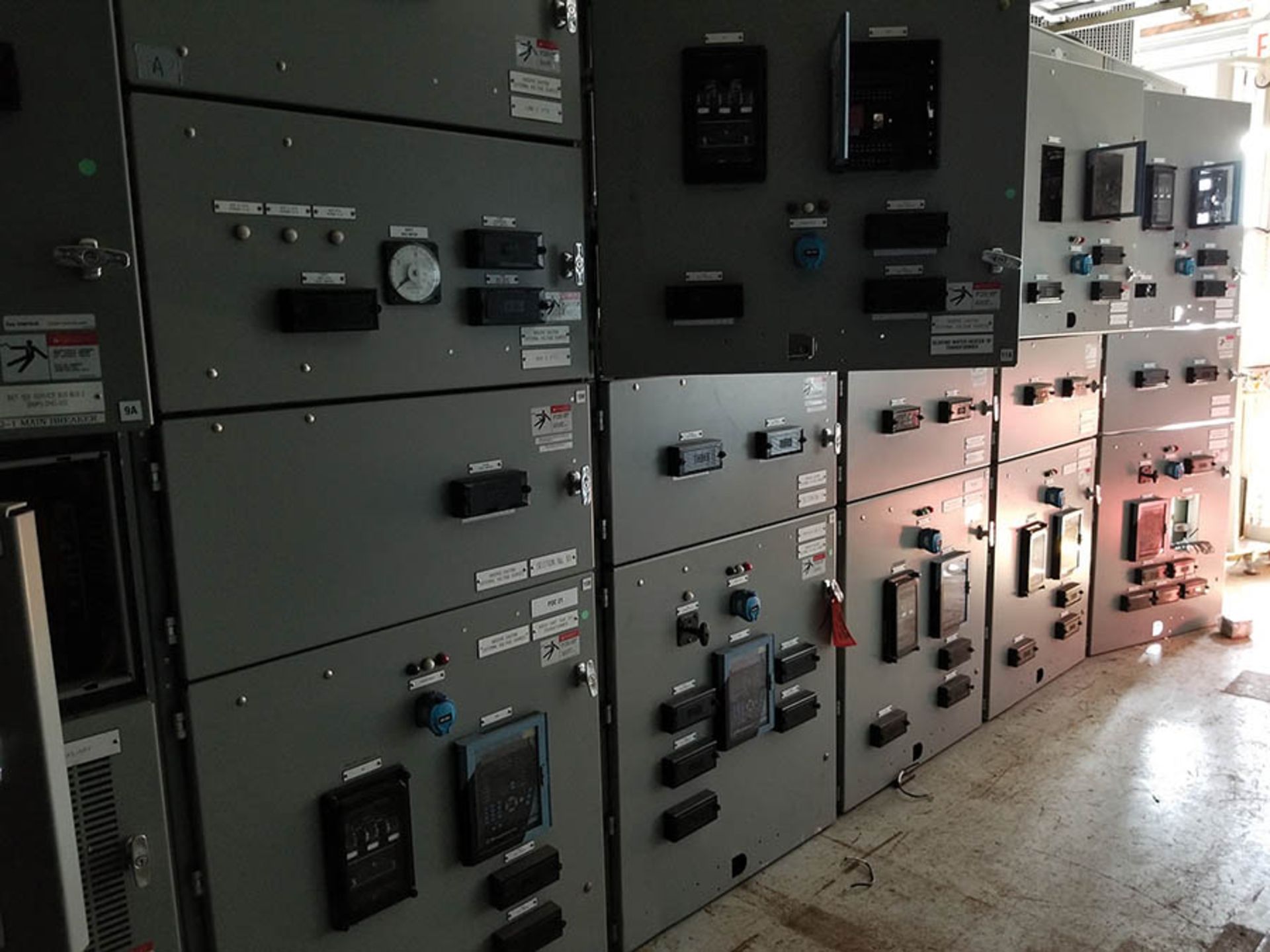 PDC-1 CONTENTS / (20+) COLUMNS OF SIEMENS SWITCHGEAR WITH VACUUM BREAKERS IN MOST BUCKETS, GE - Image 35 of 46