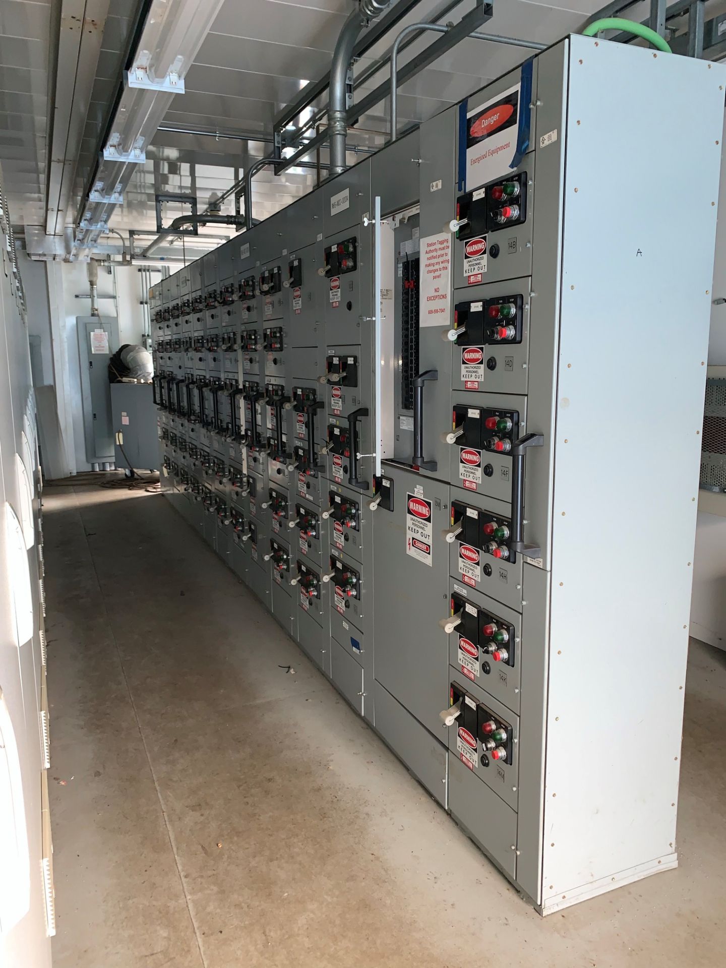 CONTENTS OF: PDC-3/ 2008 POWELL 19' X 35' MODULAR POWER CONTROL ROOM INTEGRATED EQUIPMENT - Image 7 of 14