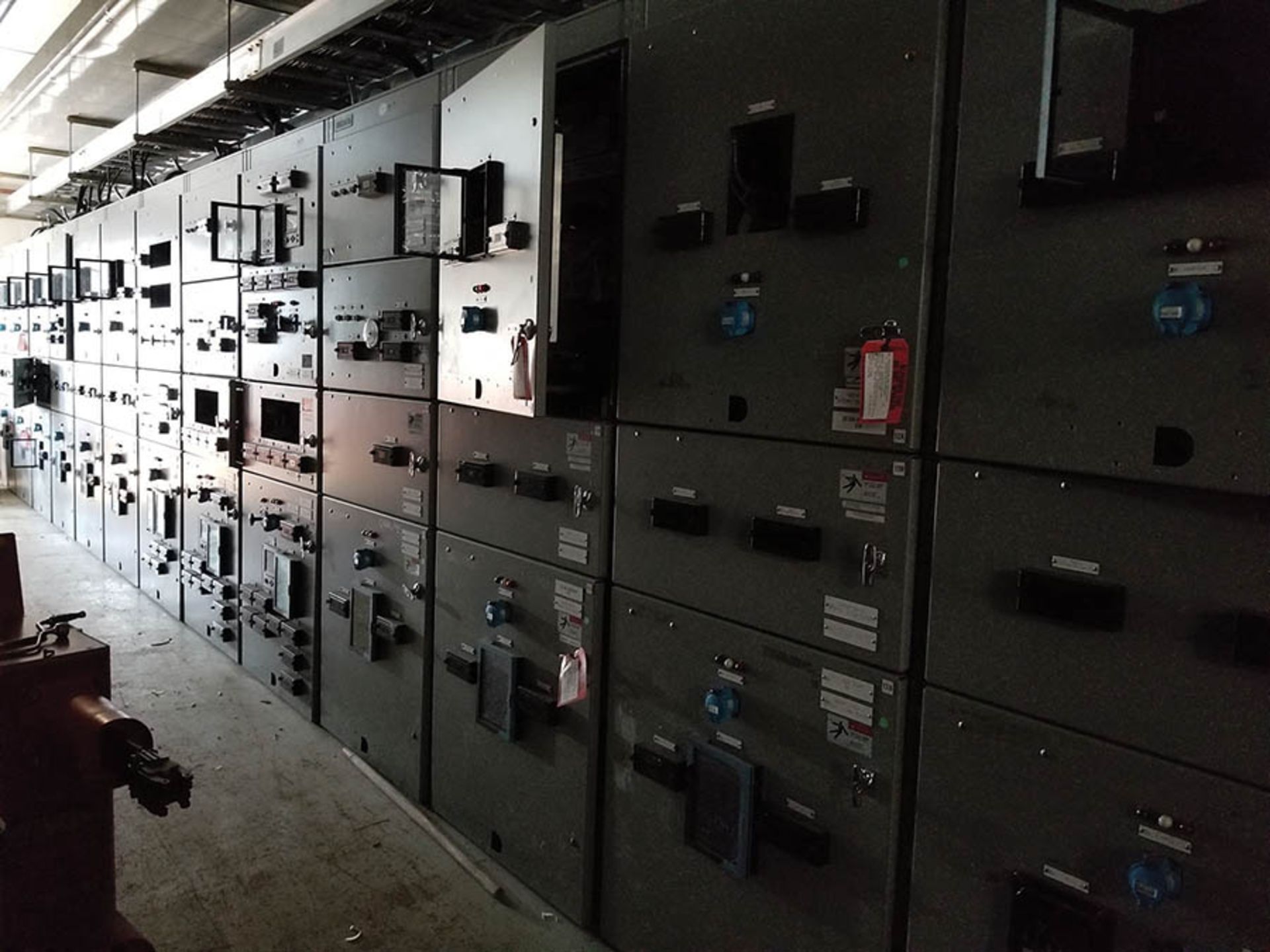 PDC-1 CONTENTS / (20+) COLUMNS OF SIEMENS SWITCHGEAR WITH VACUUM BREAKERS IN MOST BUCKETS, GE - Image 11 of 46