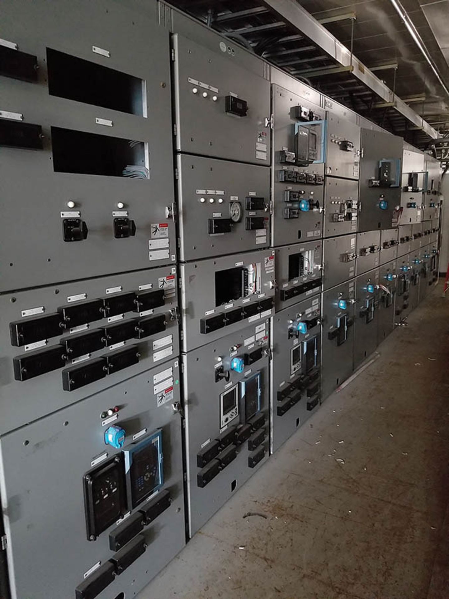 PDC-1 CONTENTS / (20+) COLUMNS OF SIEMENS SWITCHGEAR WITH VACUUM BREAKERS IN MOST BUCKETS, GE - Image 6 of 46