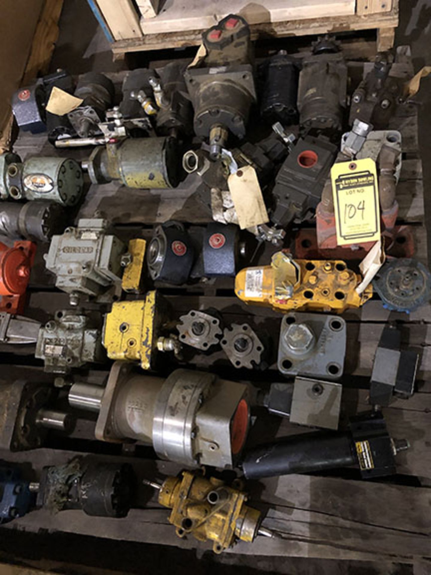 PALLET OF MISC. HYDRAULIC VALVES, PUMPS, MOTORS, AND VALVE BLOCKS