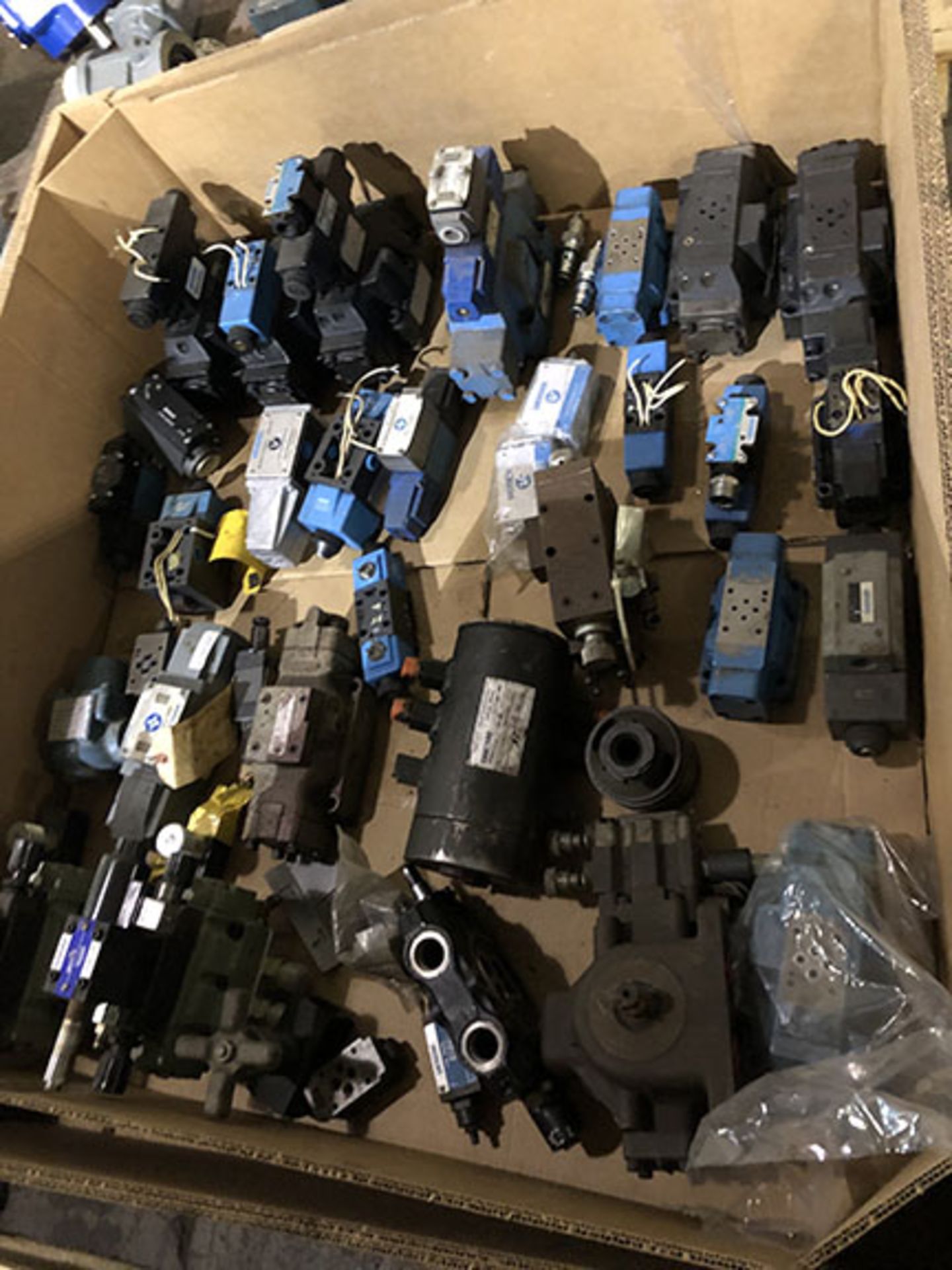 PALLET OF VICKERS/HYSTAR HYDRAULIC DIRECTIONAL VALVES & BASES