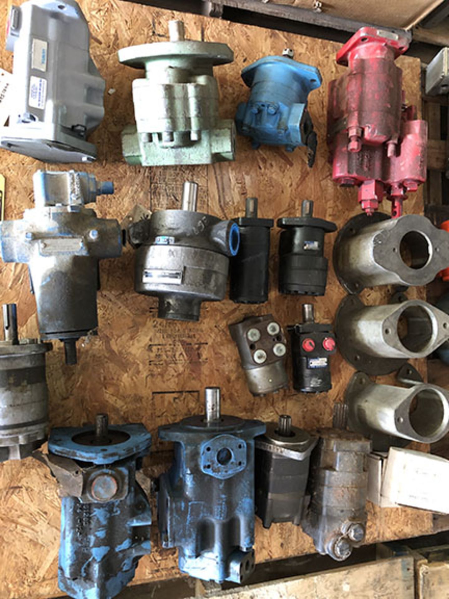 (16) HYDRAULIC PUMPS & MOTORS AND (3) ADAPTER PLATES