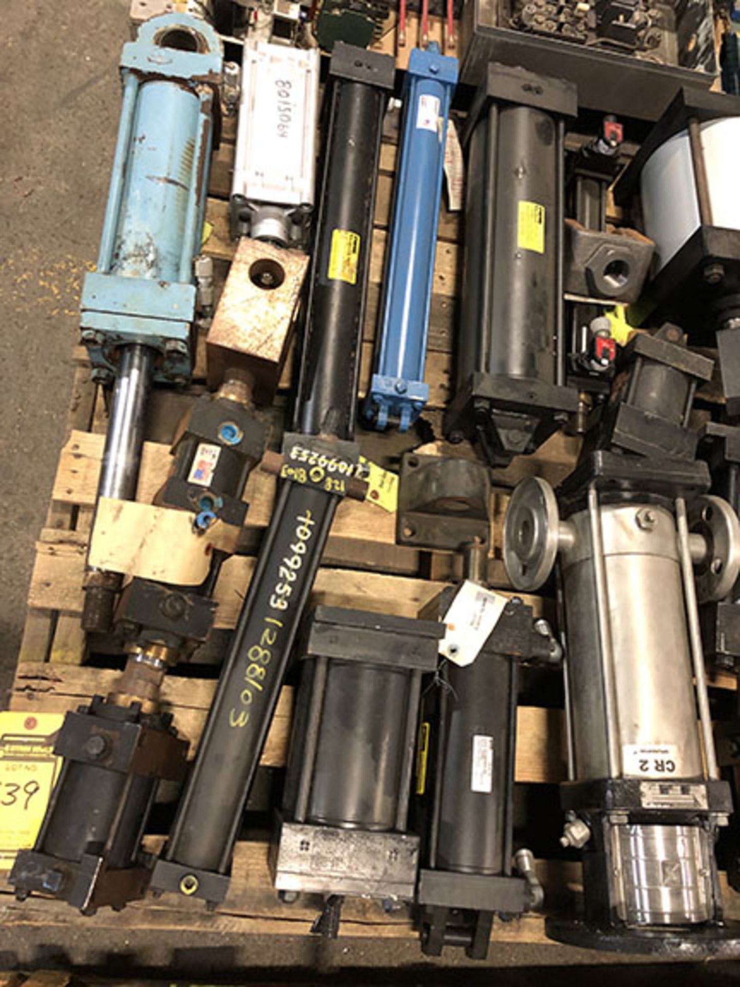 PALLET OF (15) PNEUMATIC CYLINDERS; PARKER, VICKERS, REXROTH, AND MISC. BRANDS