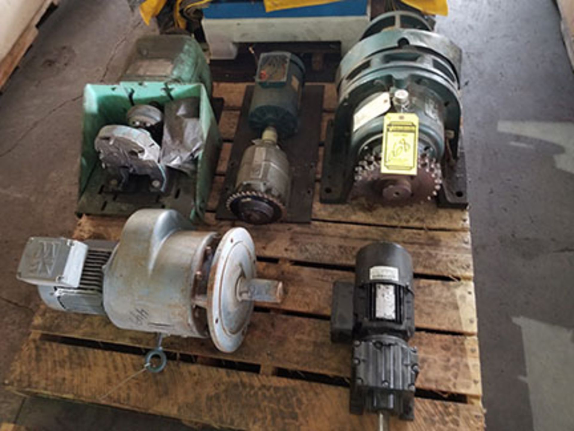 PALLET OF (5) GEAR BOXES / GEAR REDUCER ( SOME WITH SPROCKET GEARS )-  SM-CYCLO, 6 RATIO, 1,750